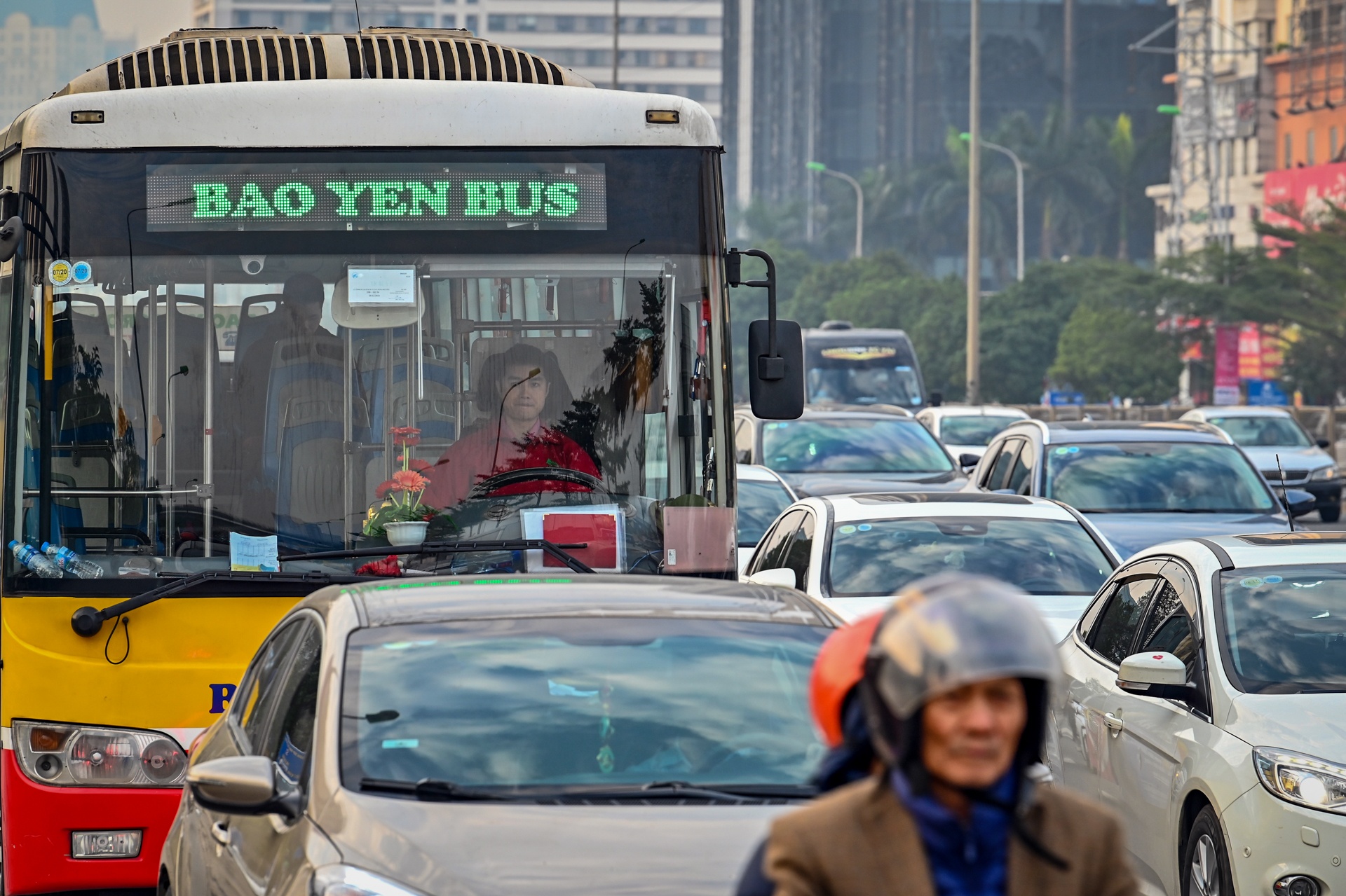 Oto, xe may chen nhau tren duong ngay lam viec dau xuan hinh anh