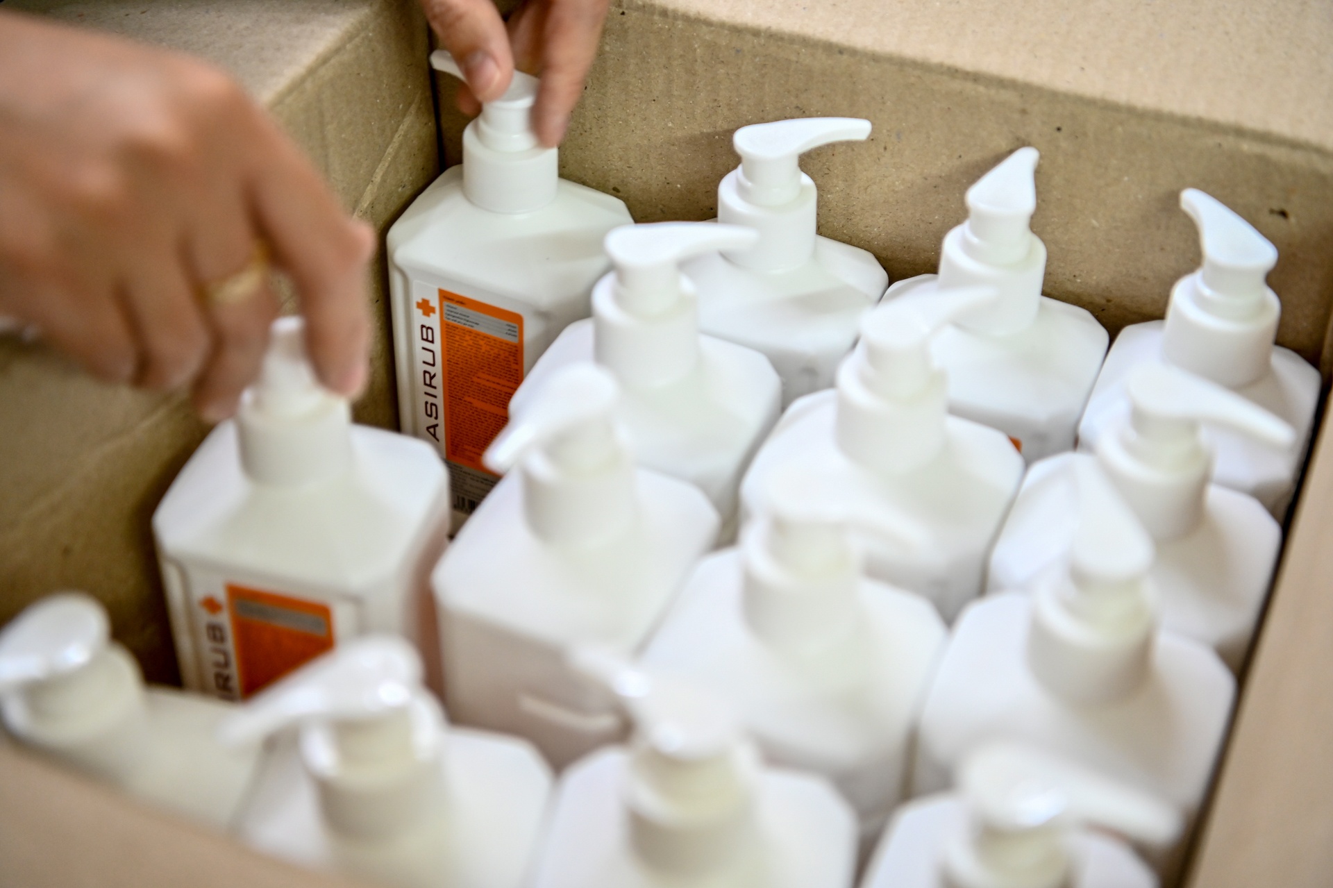 chay hang khau trang vi virus corona anh 6