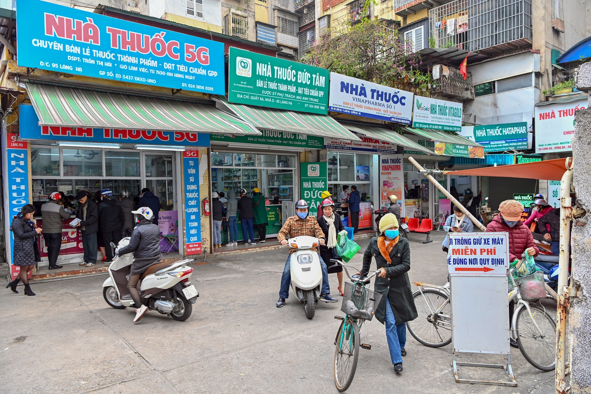 chay hang khau trang vi virus corona anh 7