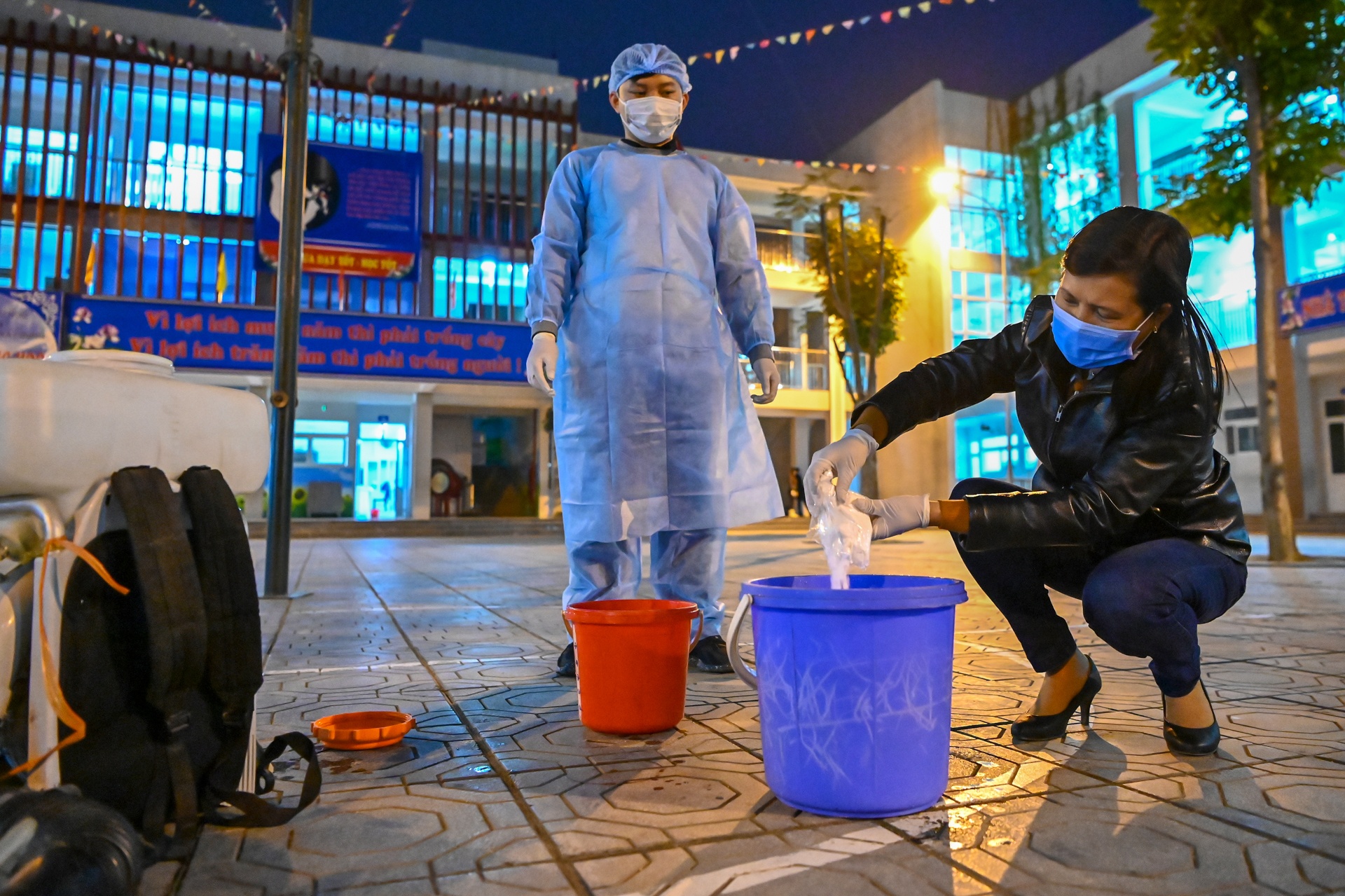 phun thuốc phòng dịch corona tại trường học ảnh 2 phun thuoc phong dich corona tai truong hoc anh 2