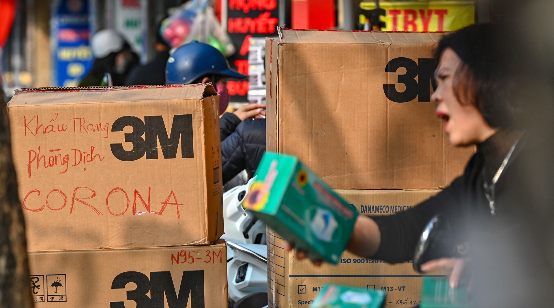 Nguoi Viet lo mua khau trang, nuoc rua tay phong corona hinh anh