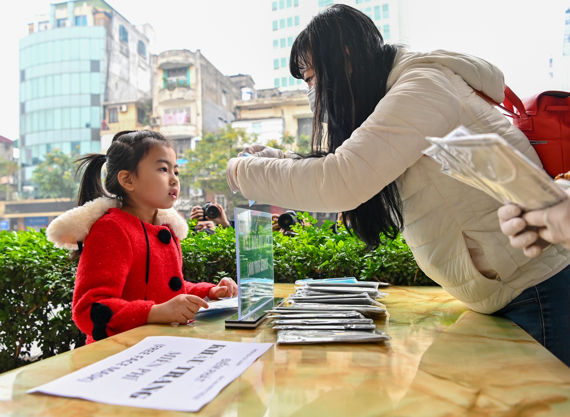 phat khau trang mien phi phong dich corona anh 2