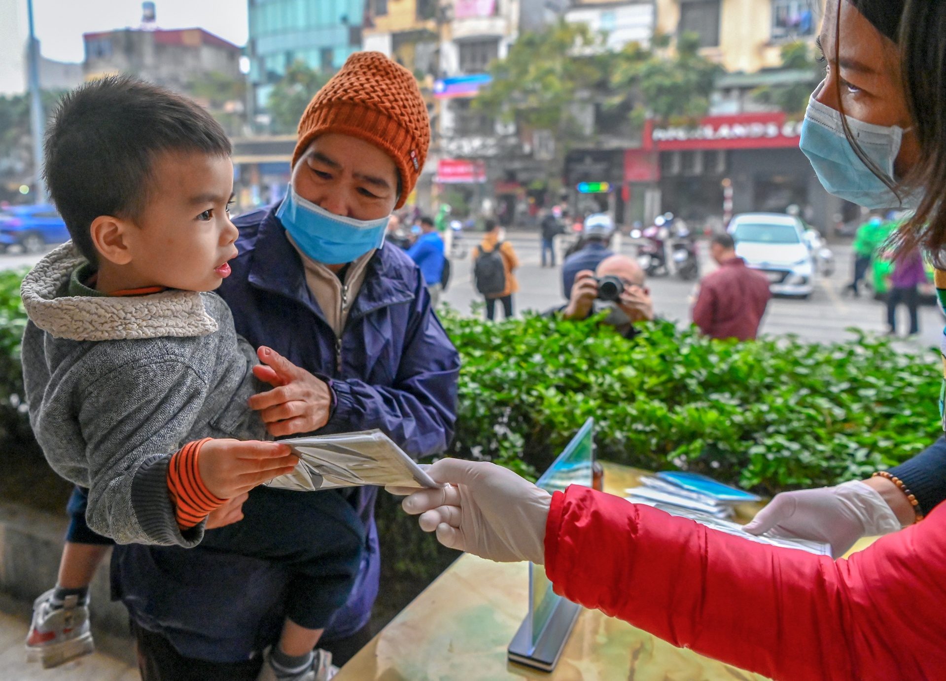 phat khau trang mien phi phong dich corona anh 5