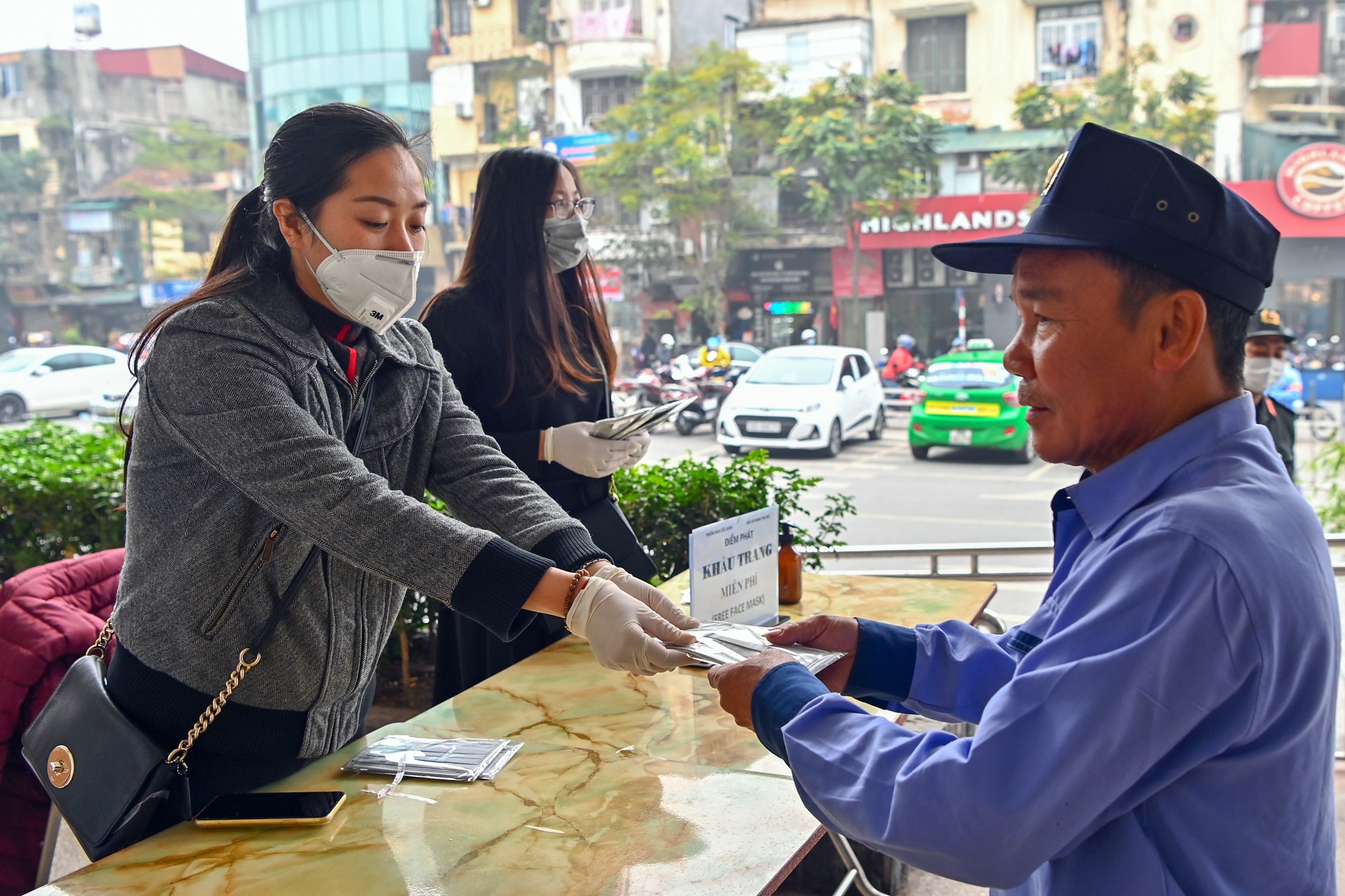 phat khau trang mien phi phong dich corona anh 6