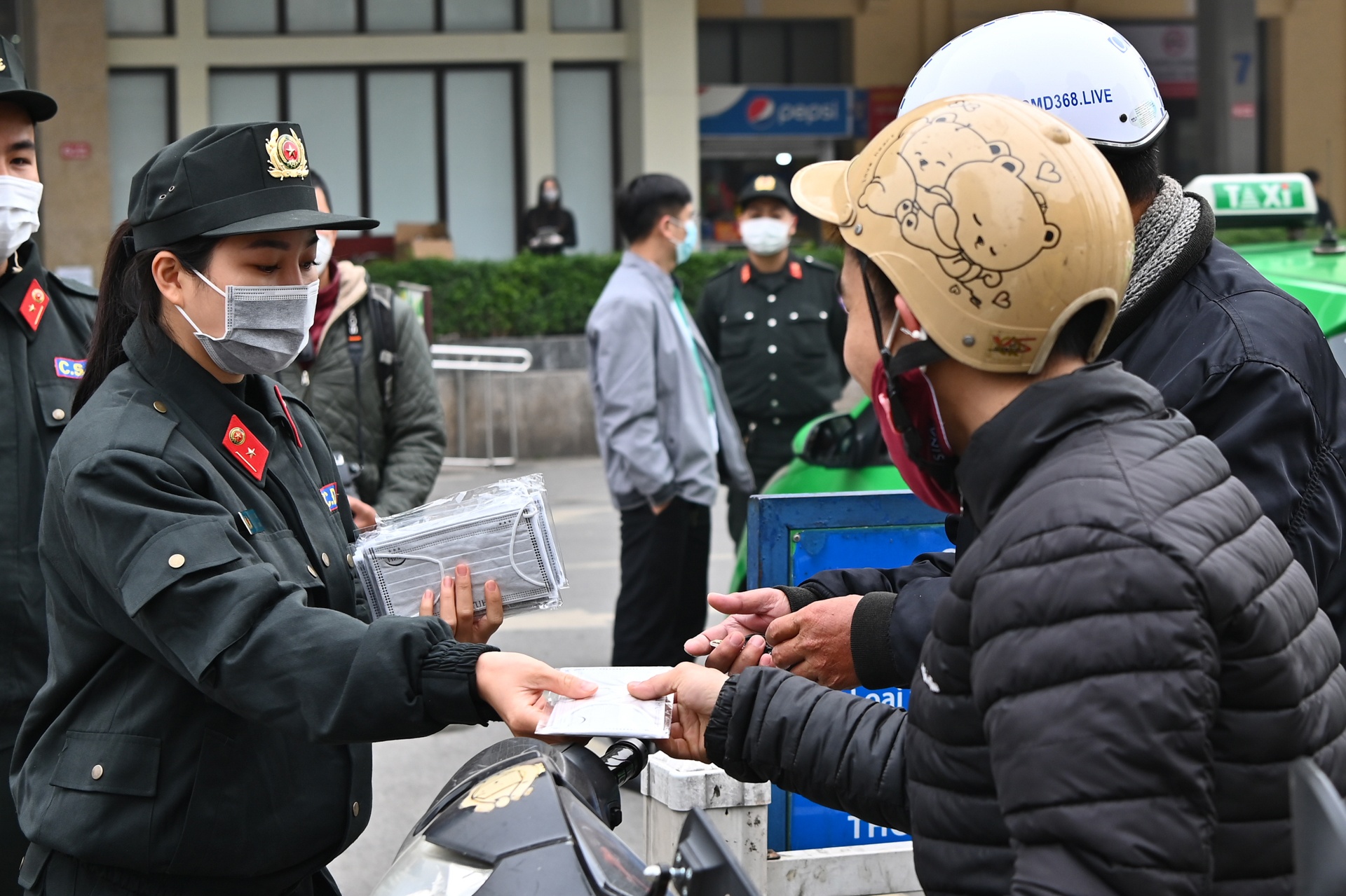 phat khau trang mien phi phong dich corona anh 7