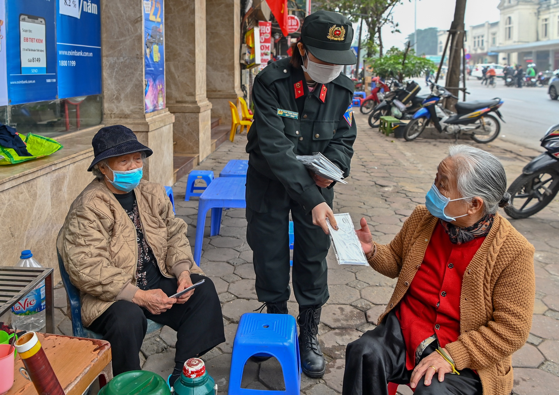 phat khau trang mien phi phong dich corona anh 8