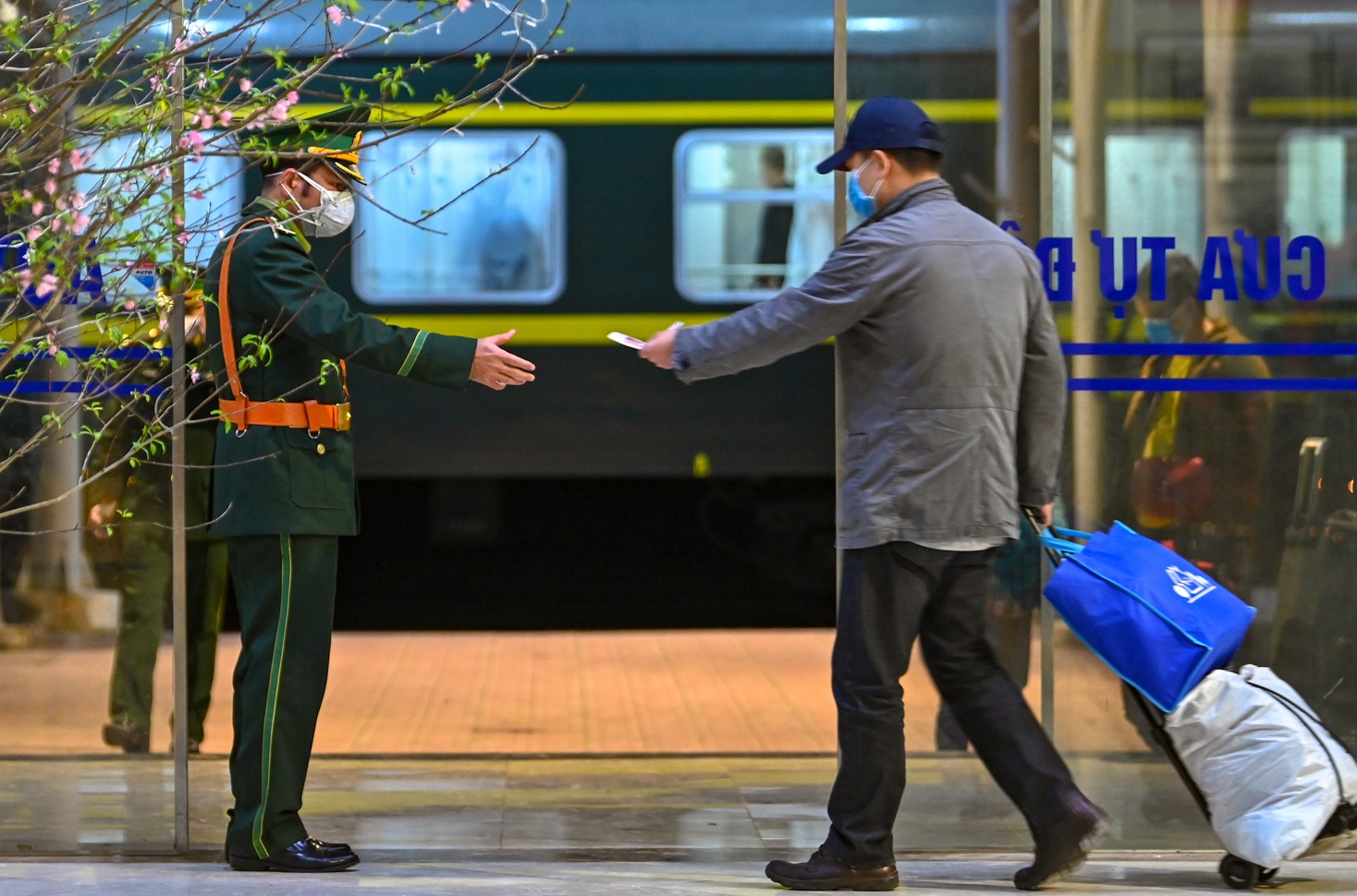 Chuyen tau lien van Viet - Trung voi 2 hanh khach hinh anh