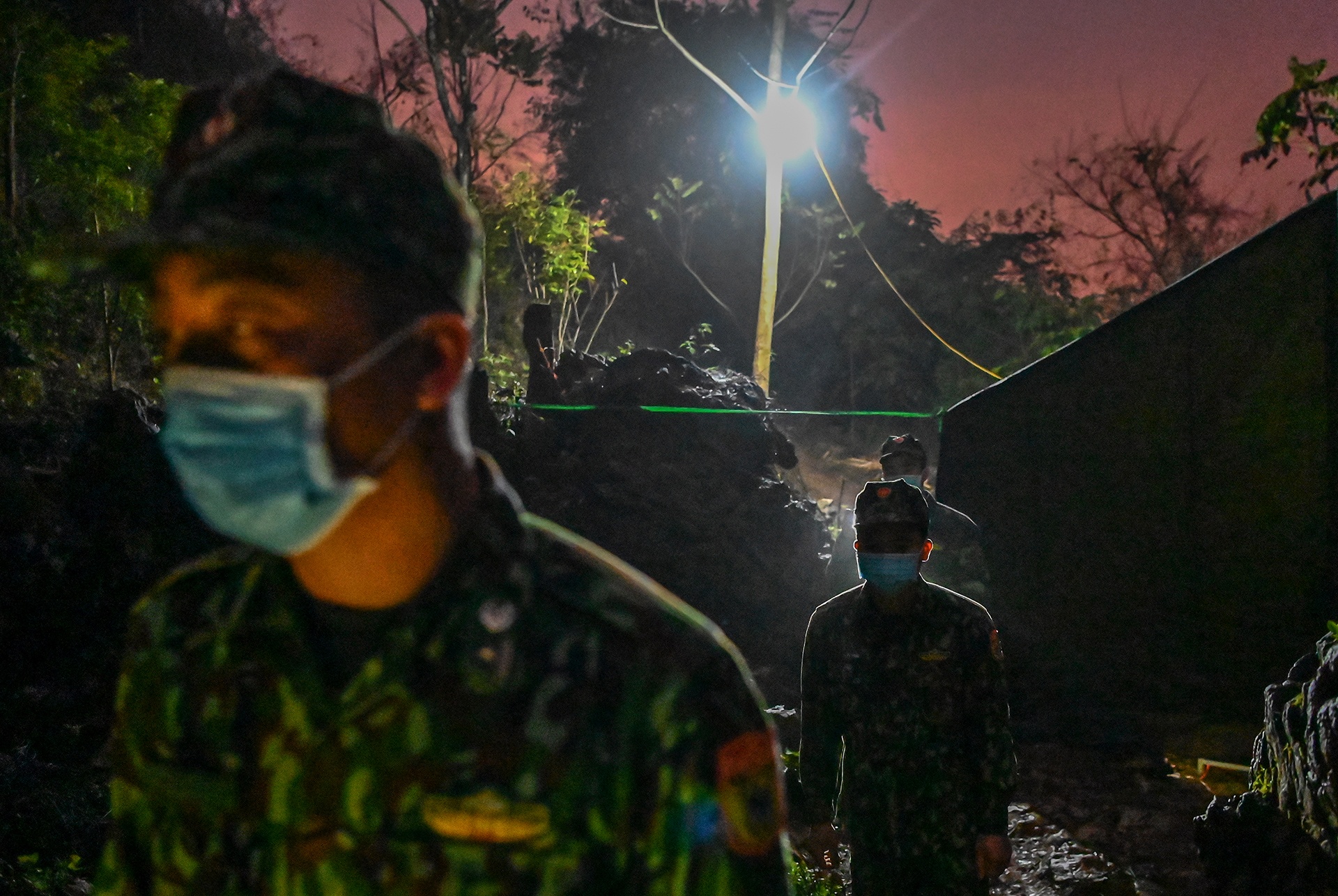 Nhung nguoi linh ngan dich corona giua dai ngan hinh anh