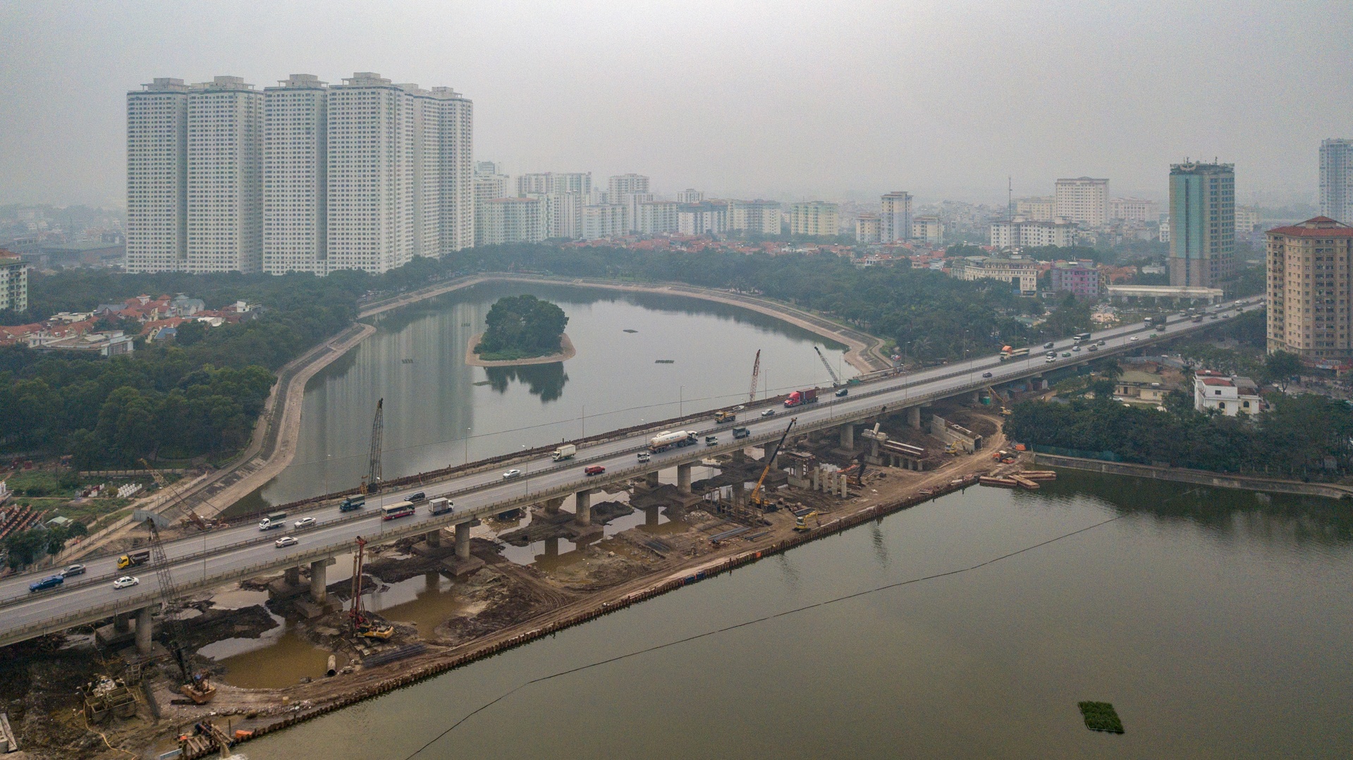 xay cau tren mat ho linh dam ha noi anh 1