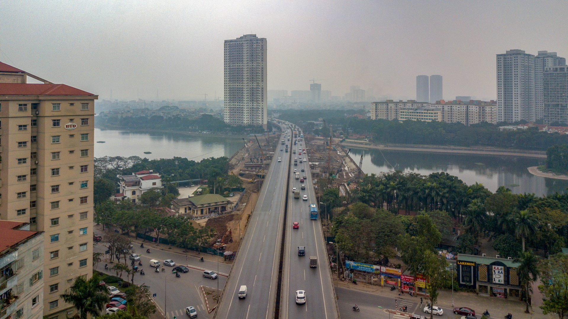 xay cau tren mat ho linh dam ha noi anh 2