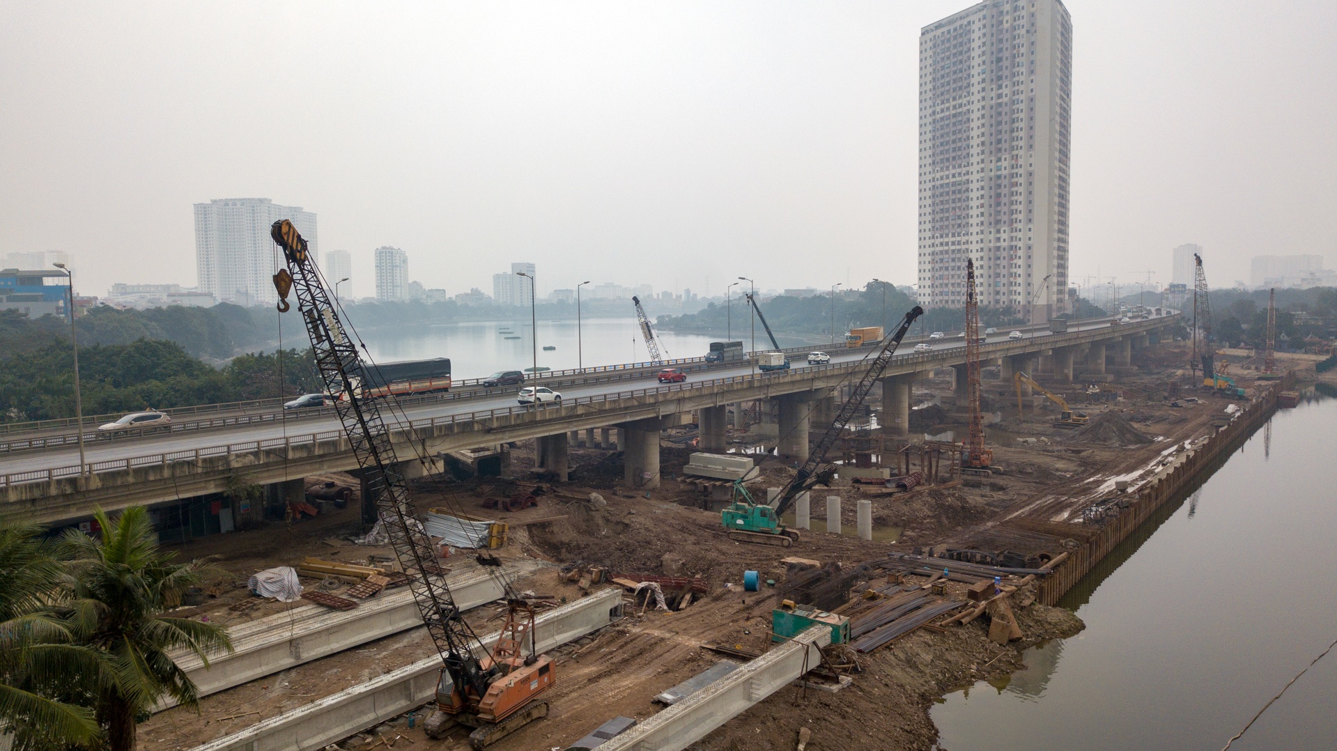 xay cau tren mat ho linh dam ha noi anh 3