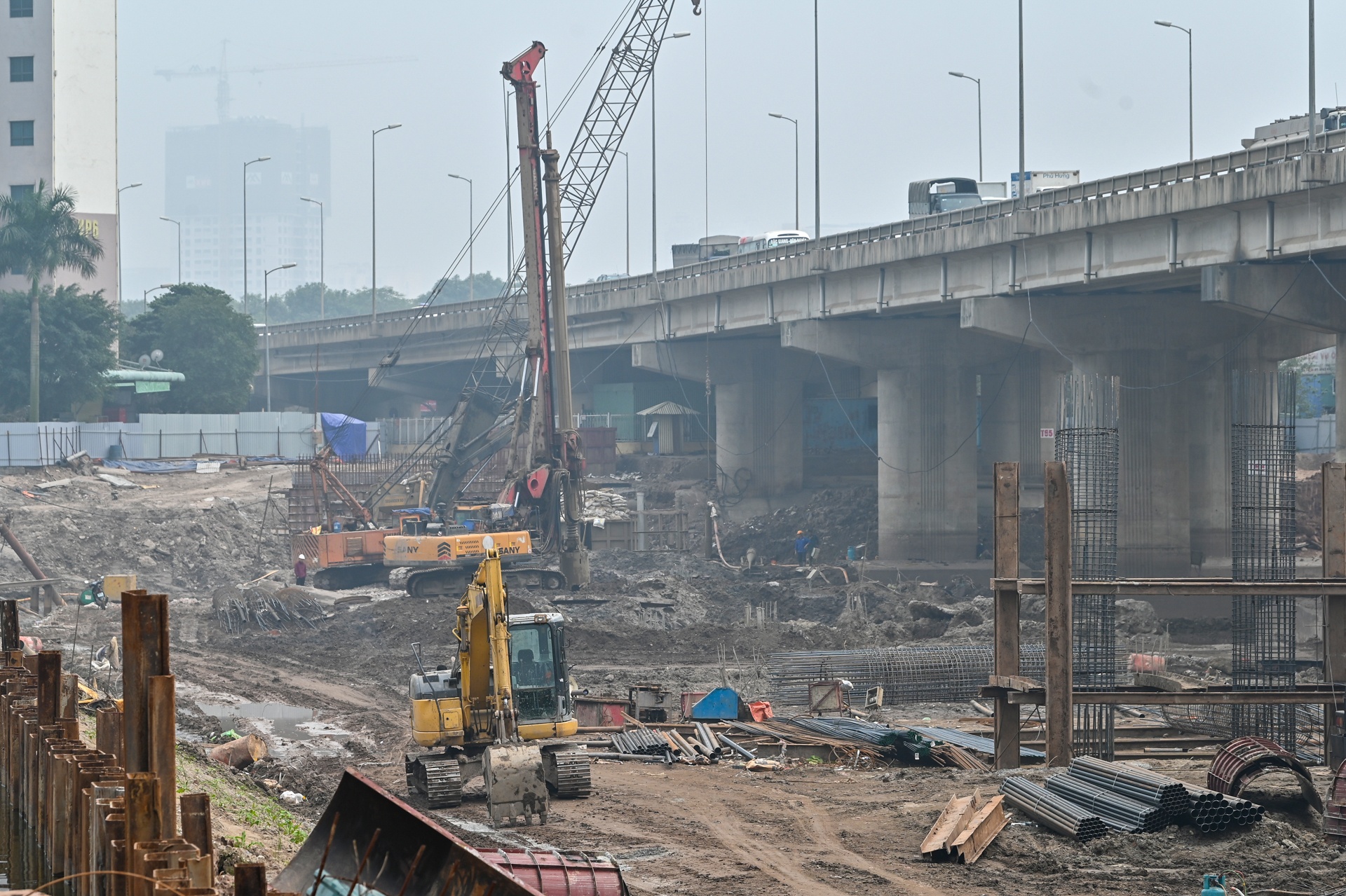 xay cau tren mat ho linh dam ha noi anh 4