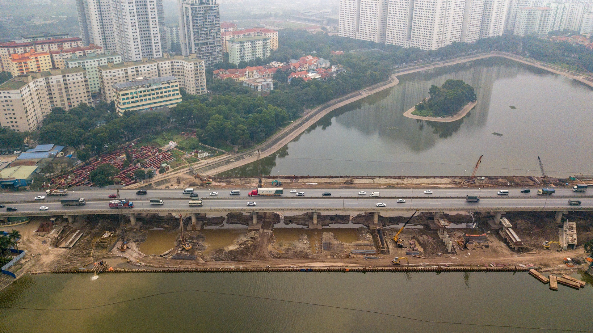 xay cau tren mat ho linh dam ha noi anh 5