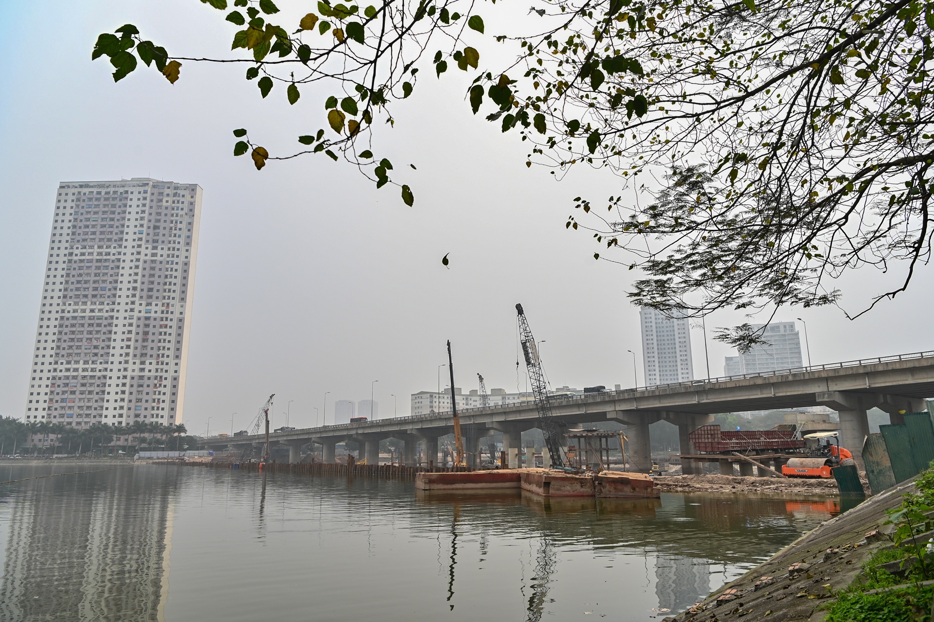xay cau tren mat ho linh dam ha noi anh 7