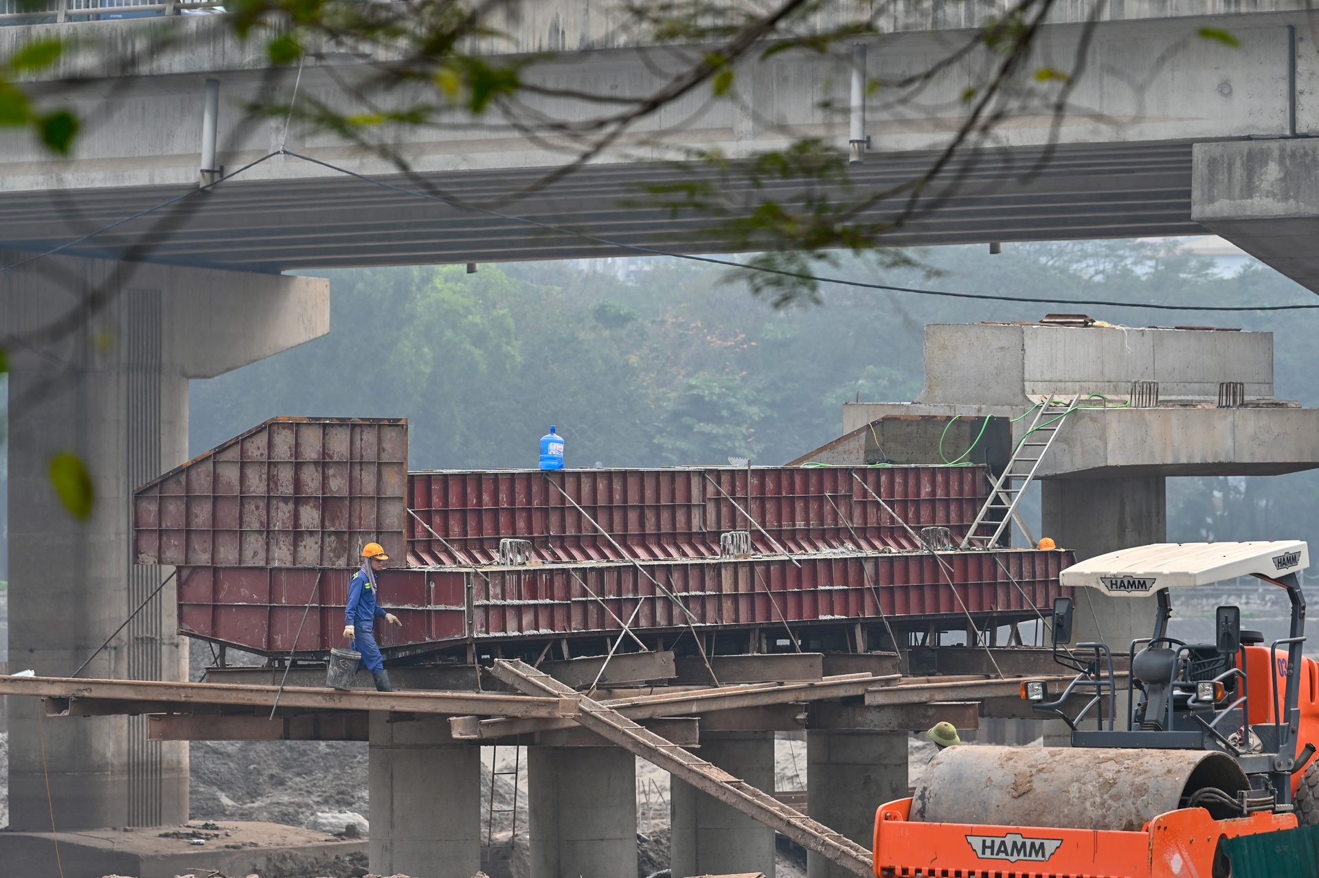 xay cau tren mat ho linh dam ha noi anh 9