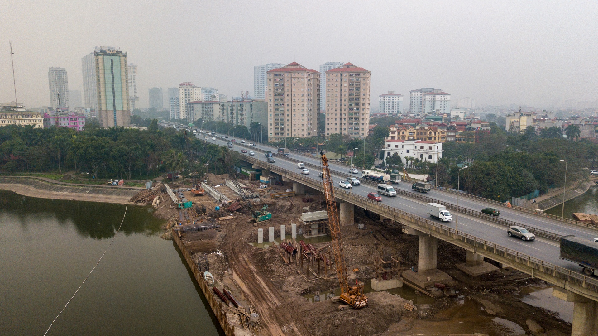 Hai cay cau tram ty qua mat ho Linh Dam hinh anh