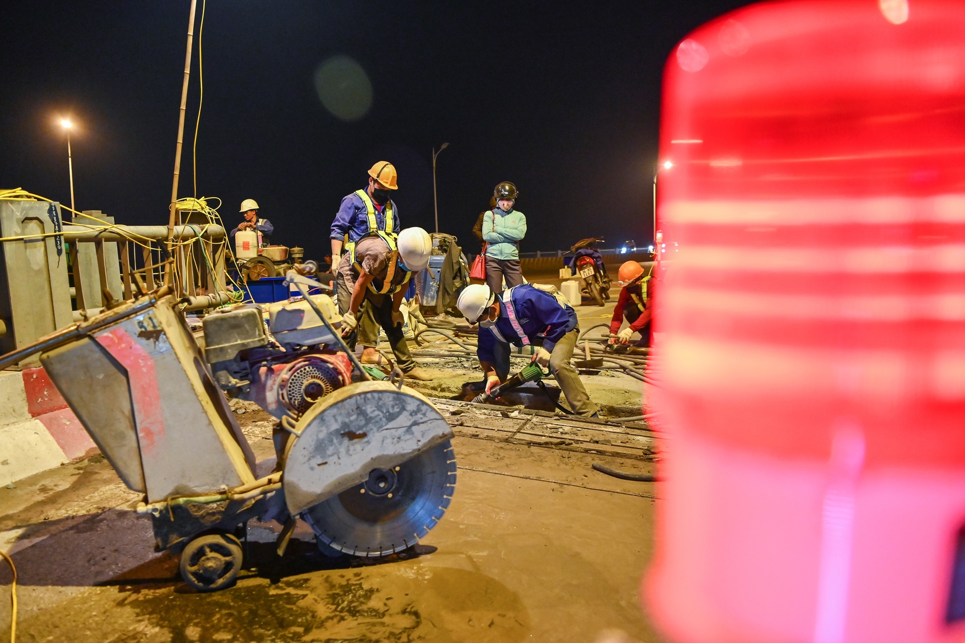 dao duong sua khe gian tren cau Vinh Tuy anh 1