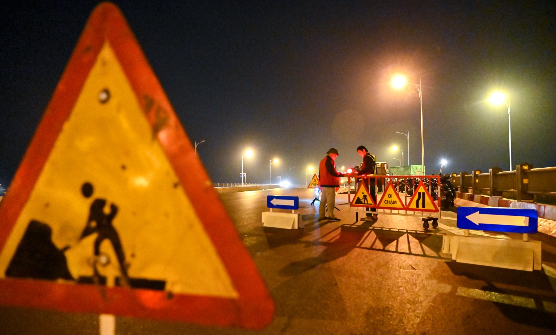 dao duong sua khe gian tren cau Vinh Tuy anh 2