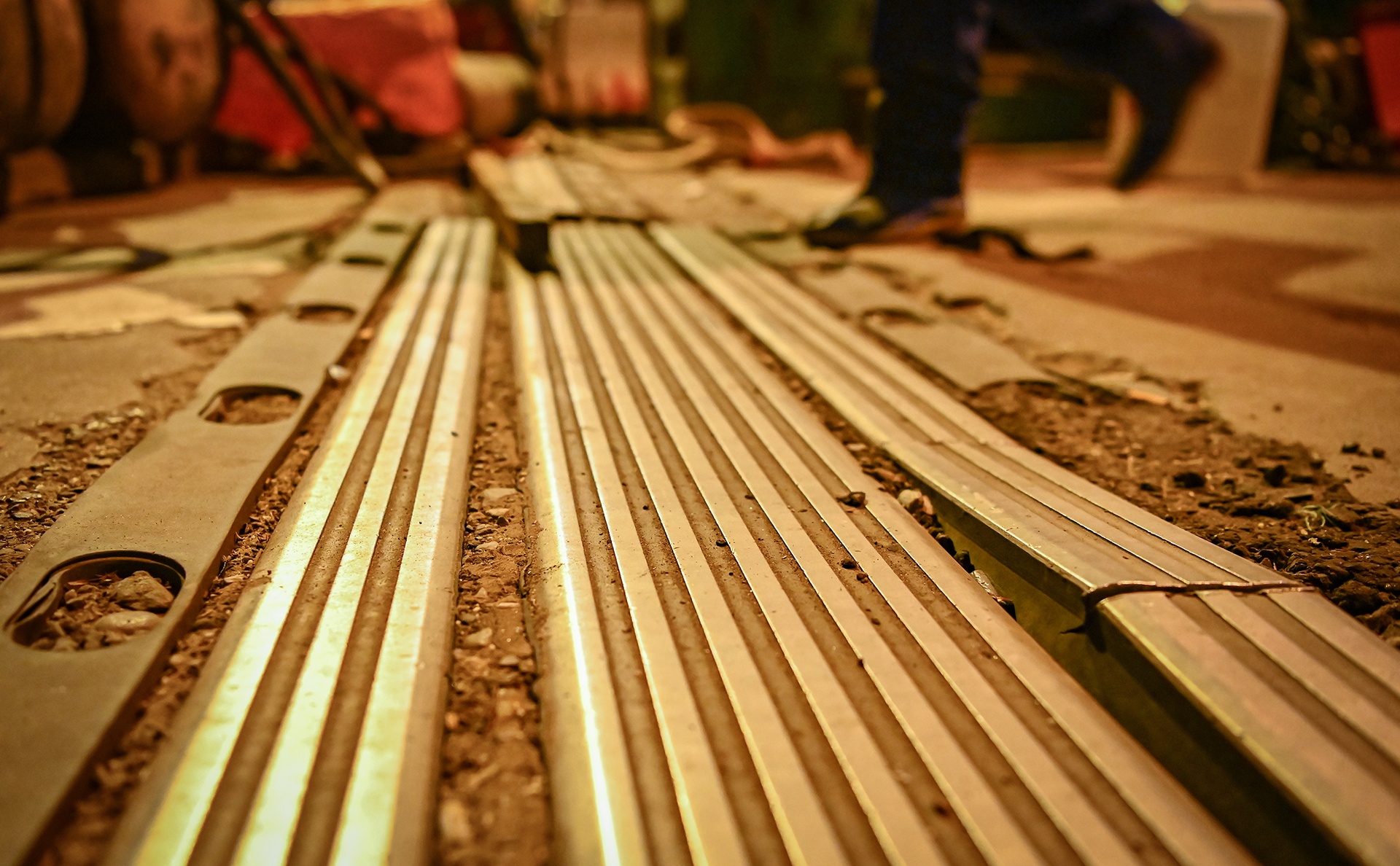 dao duong sua khe gian tren cau Vinh Tuy anh 4