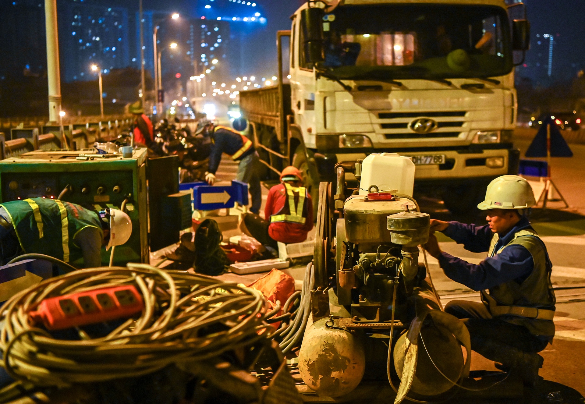 dao duong sua khe gian tren cau Vinh Tuy anh 5