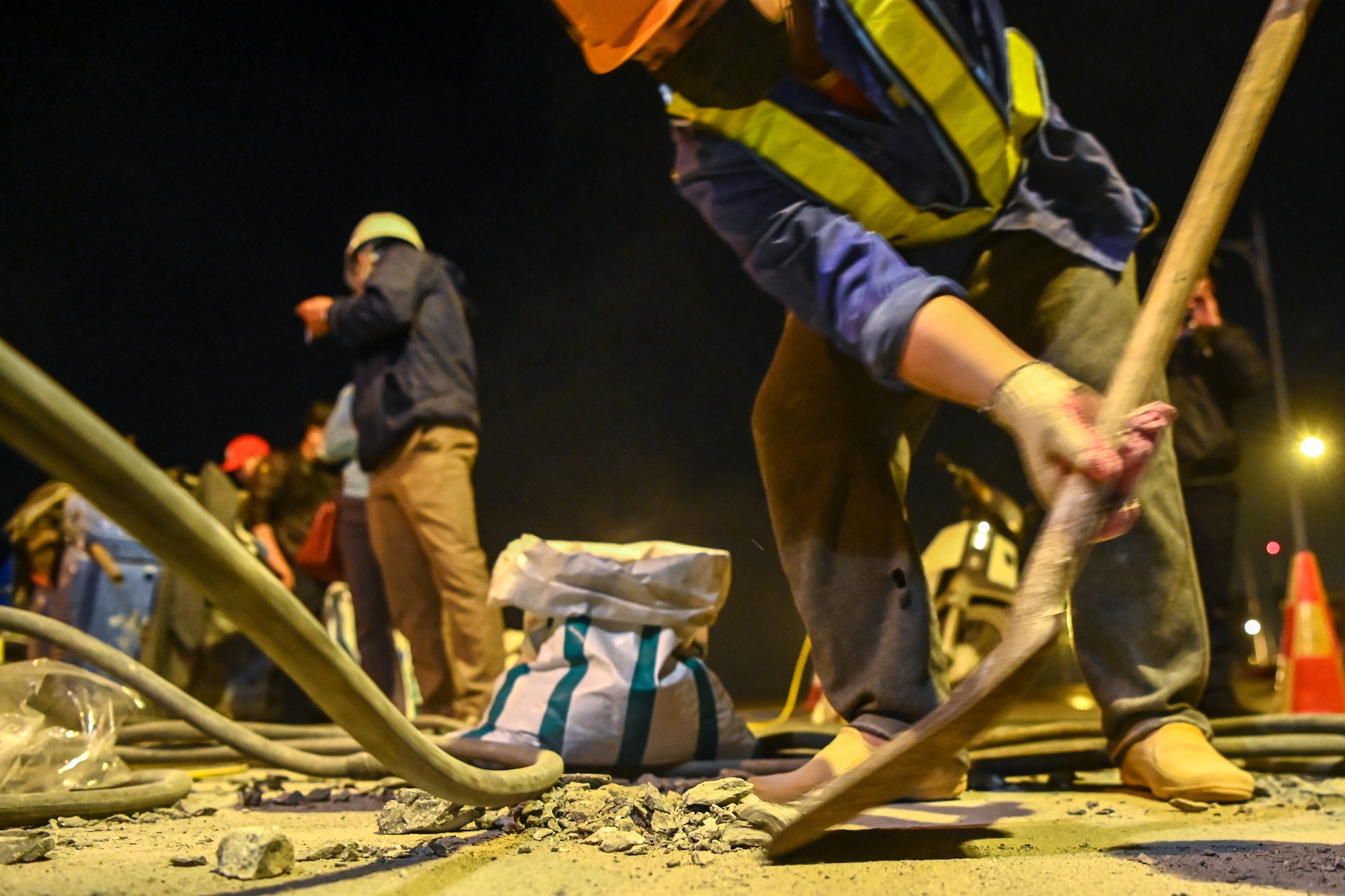 dao duong sua khe gian tren cau Vinh Tuy anh 6
