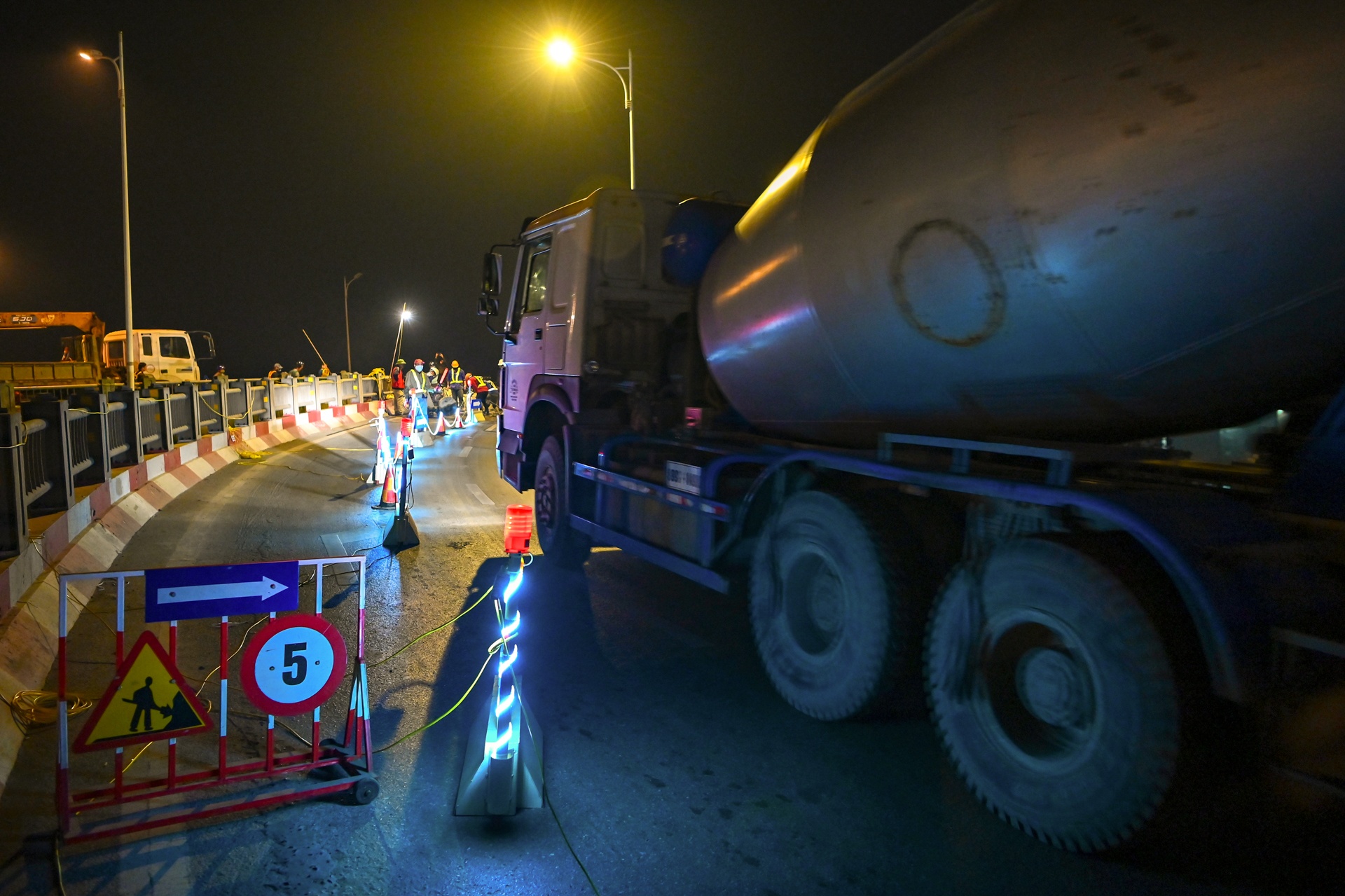 dao duong sua khe gian tren cau Vinh Tuy anh 8