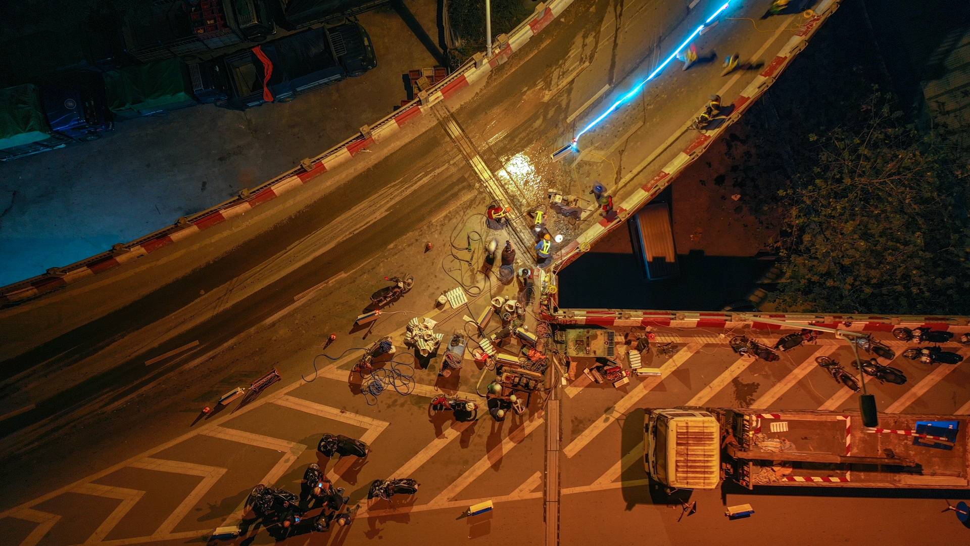 dao duong sua khe gian tren cau Vinh Tuy anh 9