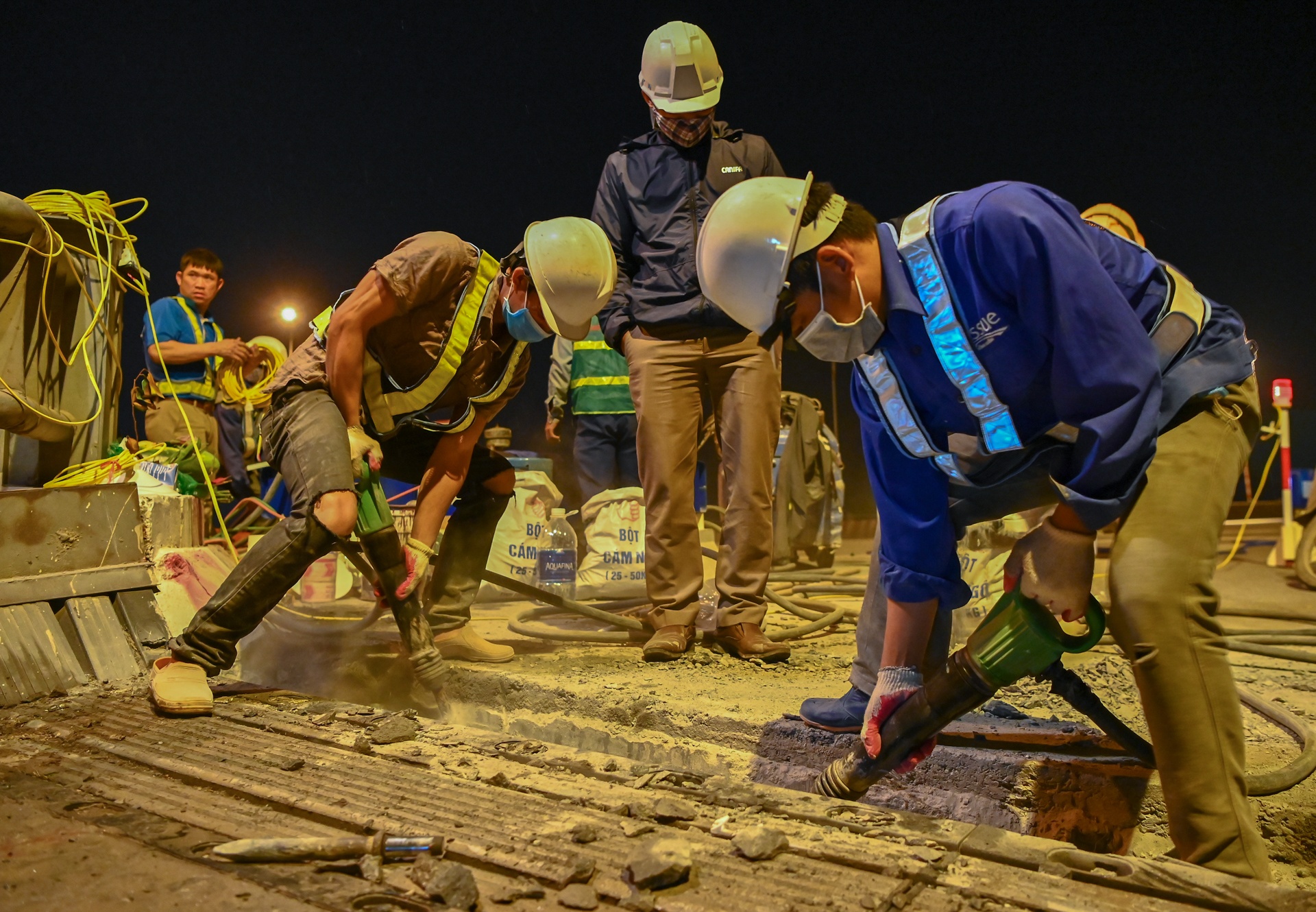 Xuyen dem dao duong sua khe gian tren cau Vinh Tuy hinh anh