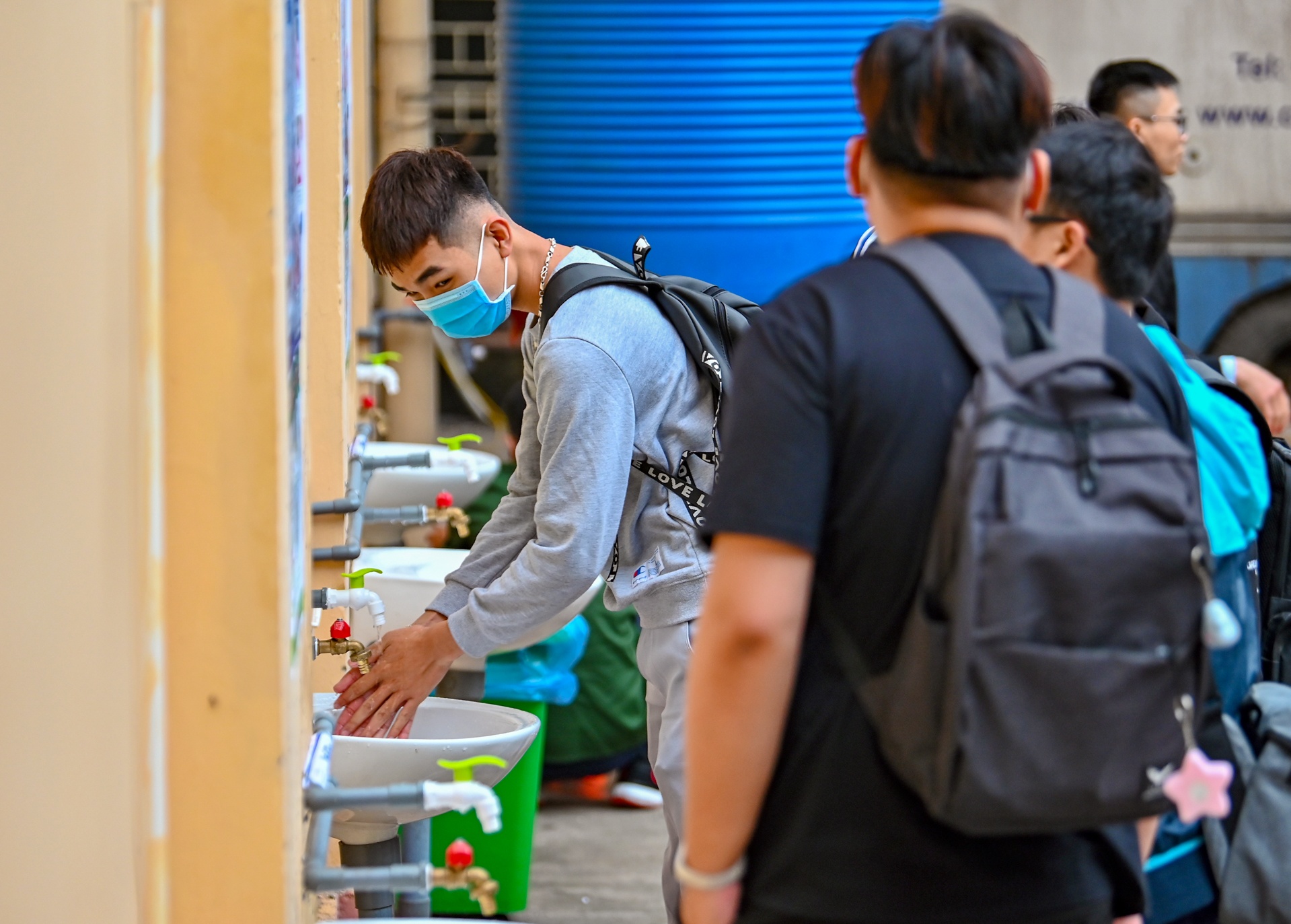 sinh vien quay lai truong sau ky nghi anh 4