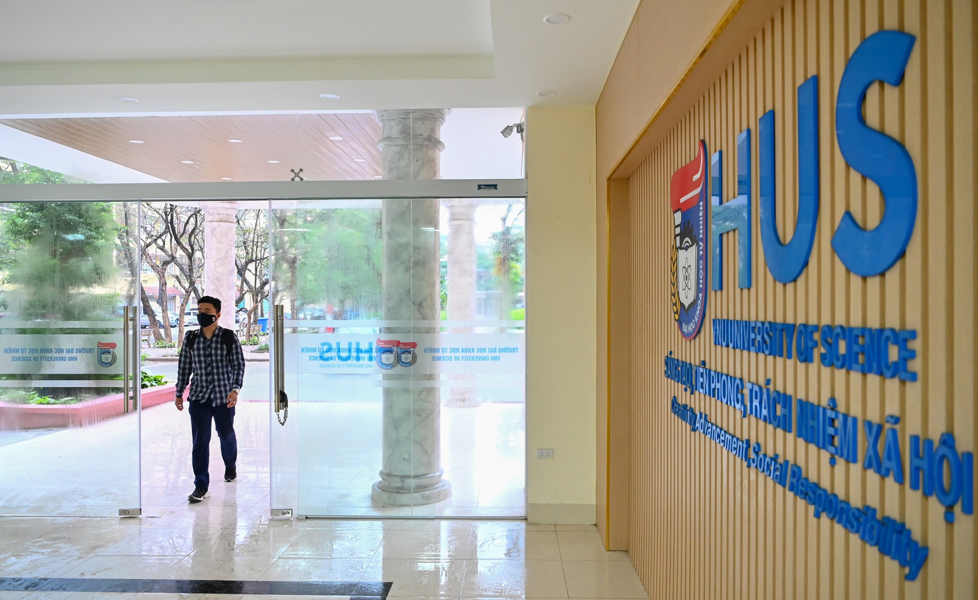 sinh vien quay lai truong sau ky nghi anh 6