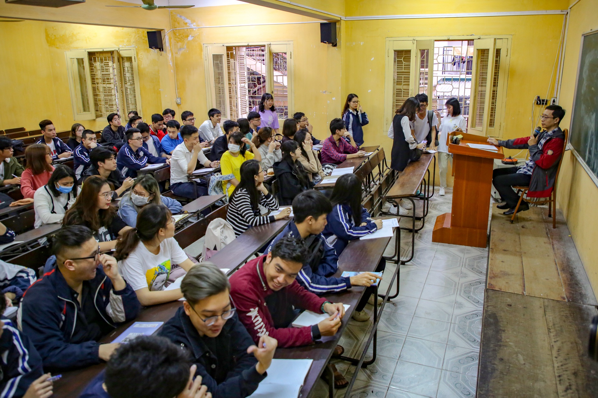 sinh vien quay lai truong sau ky nghi anh 7