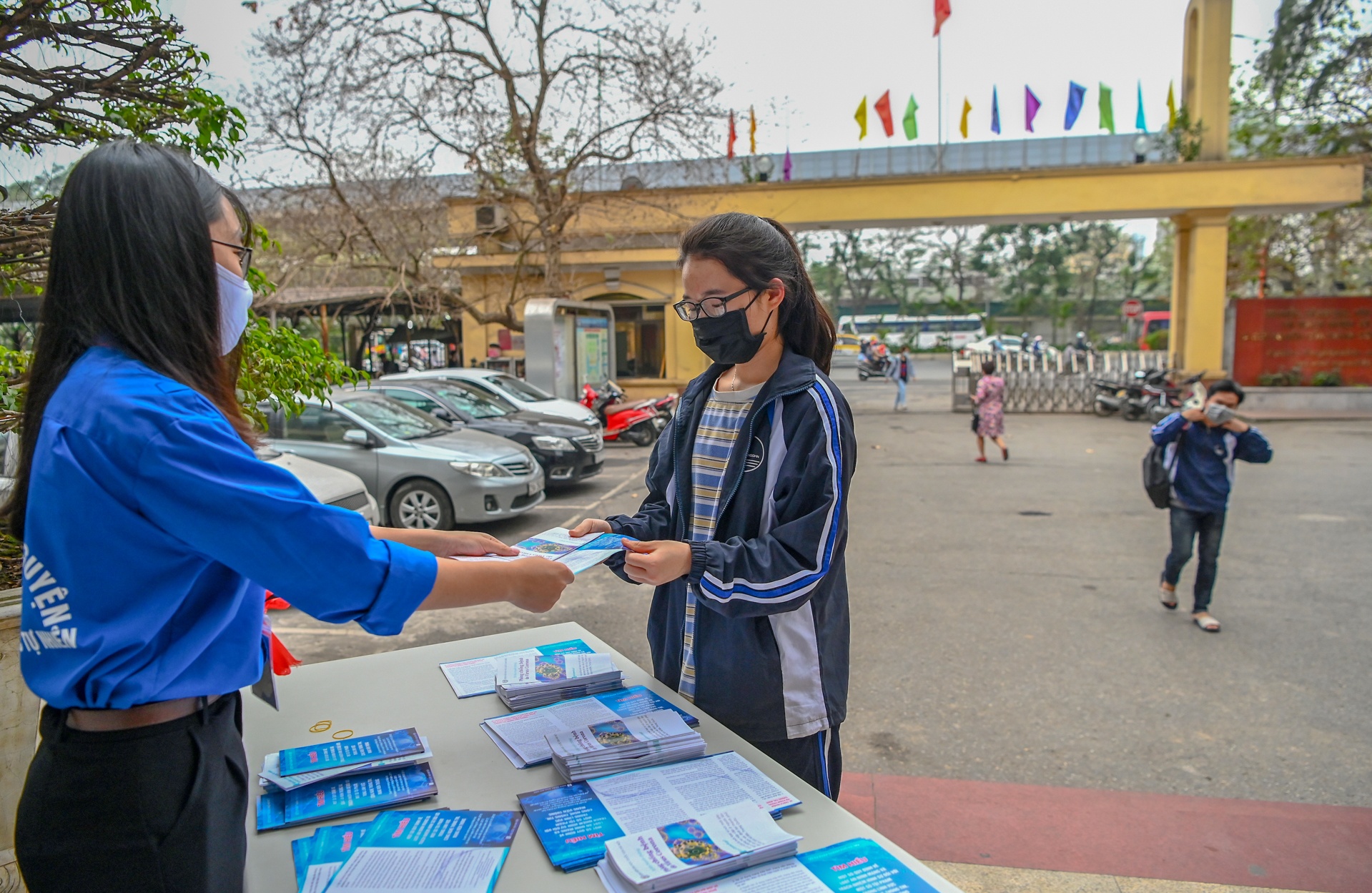 sinh vien quay lai truong sau ky nghi anh 2
