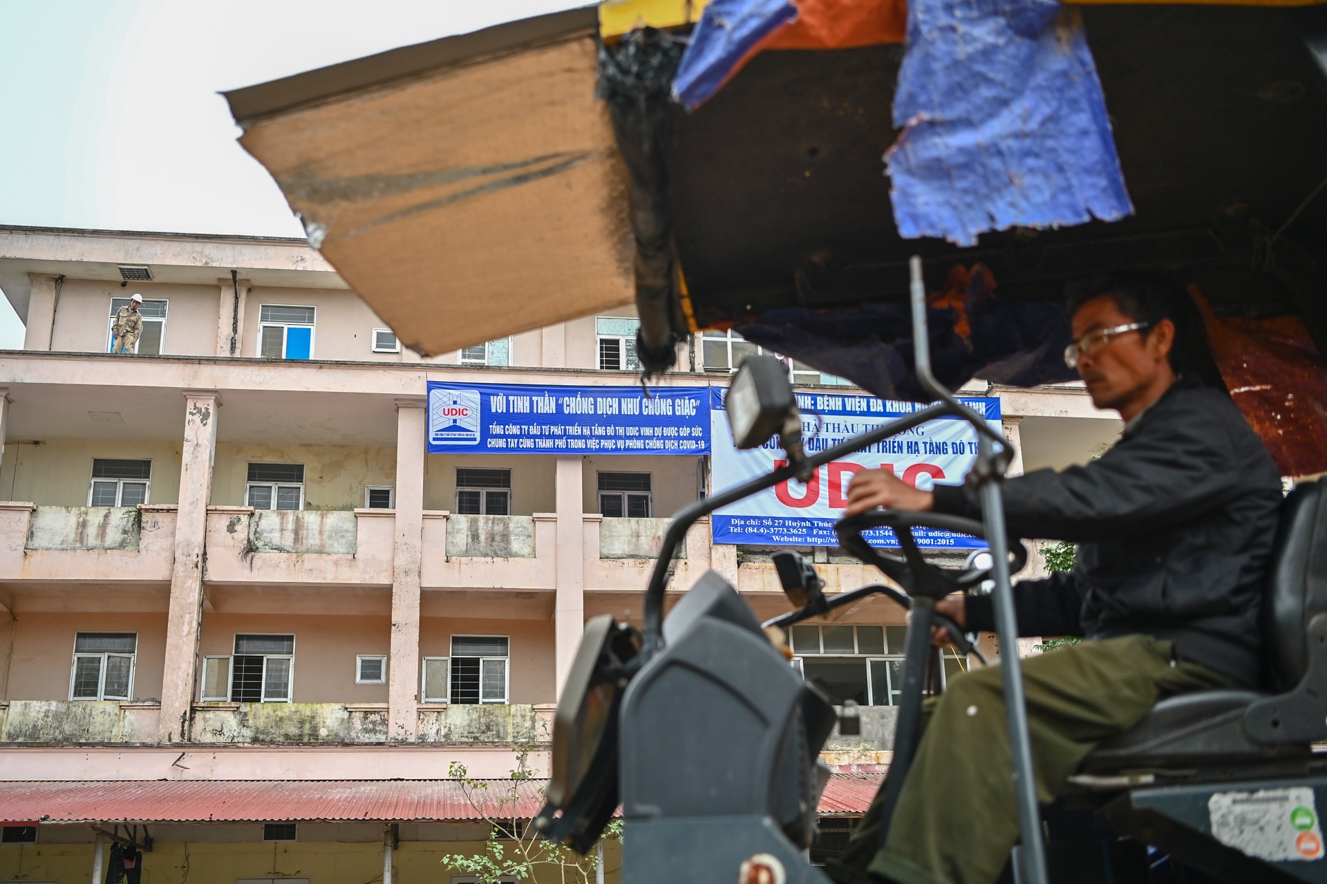 Benh vien bo hoang thanh khu dieu tri benh nhan mac Covid-19 hinh anh