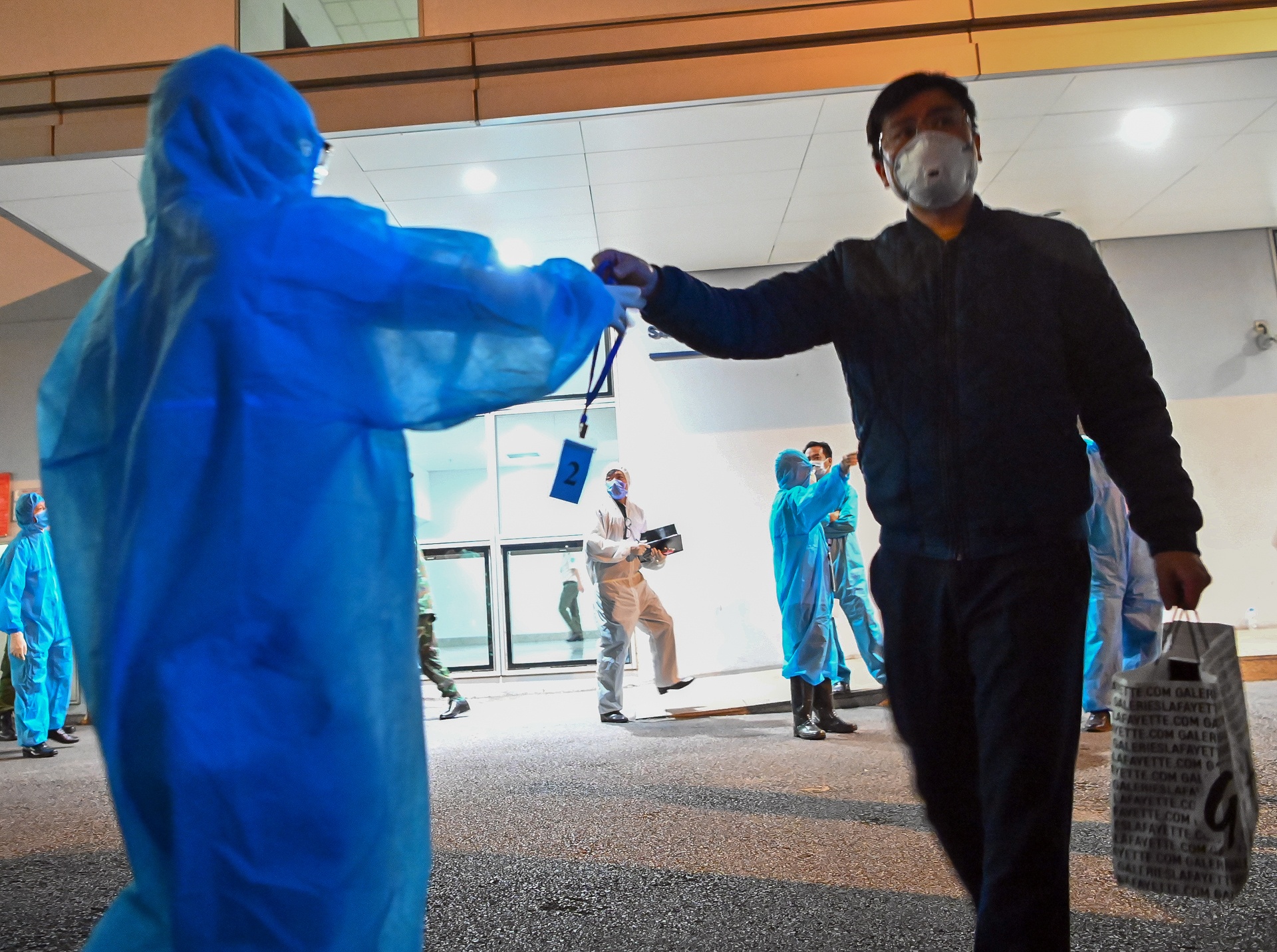 phong dich covid19 o cua ngo thu do anh 9