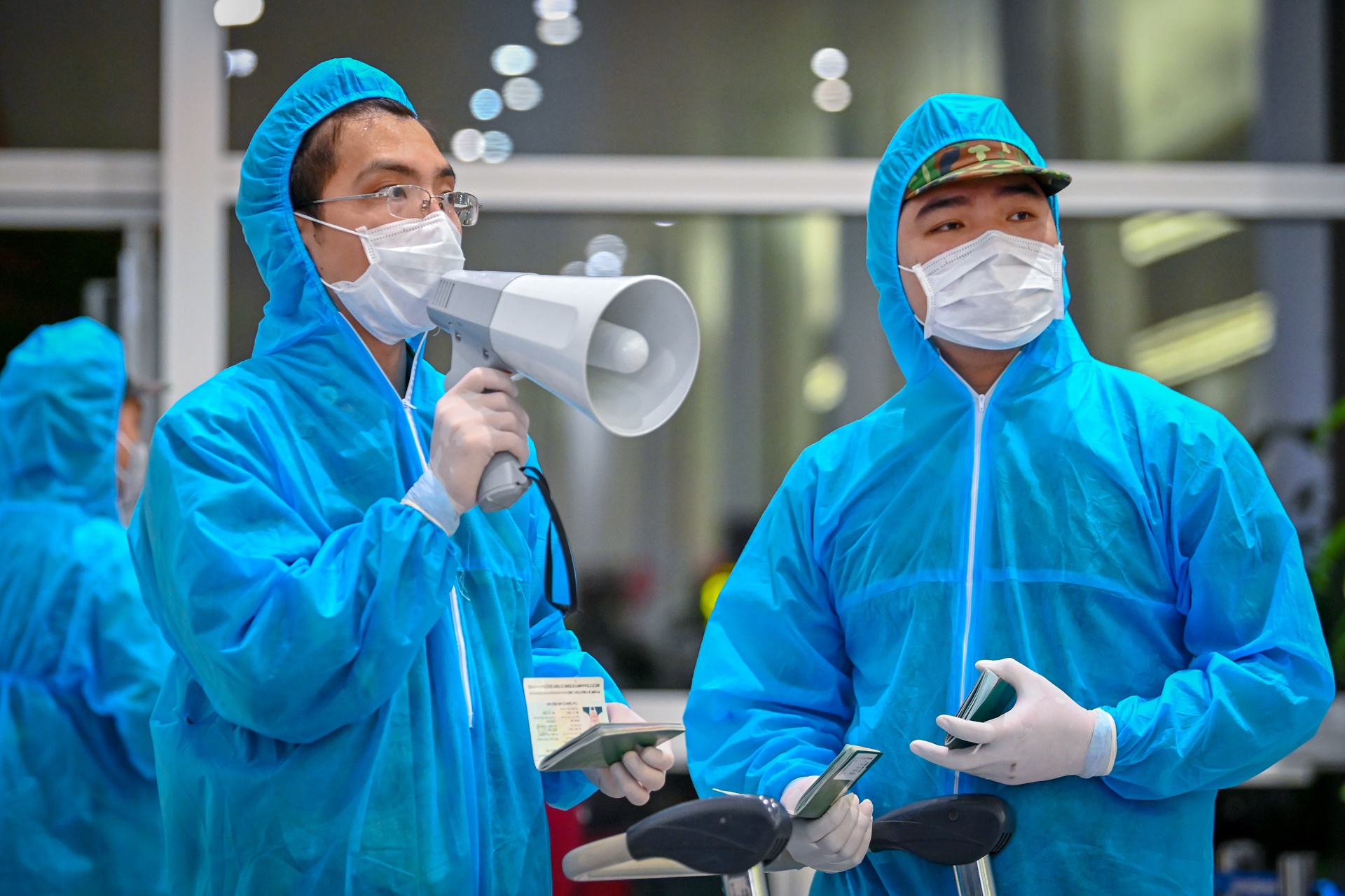 Nhung chien si an mat ngay dem chong dich o san bay hinh anh