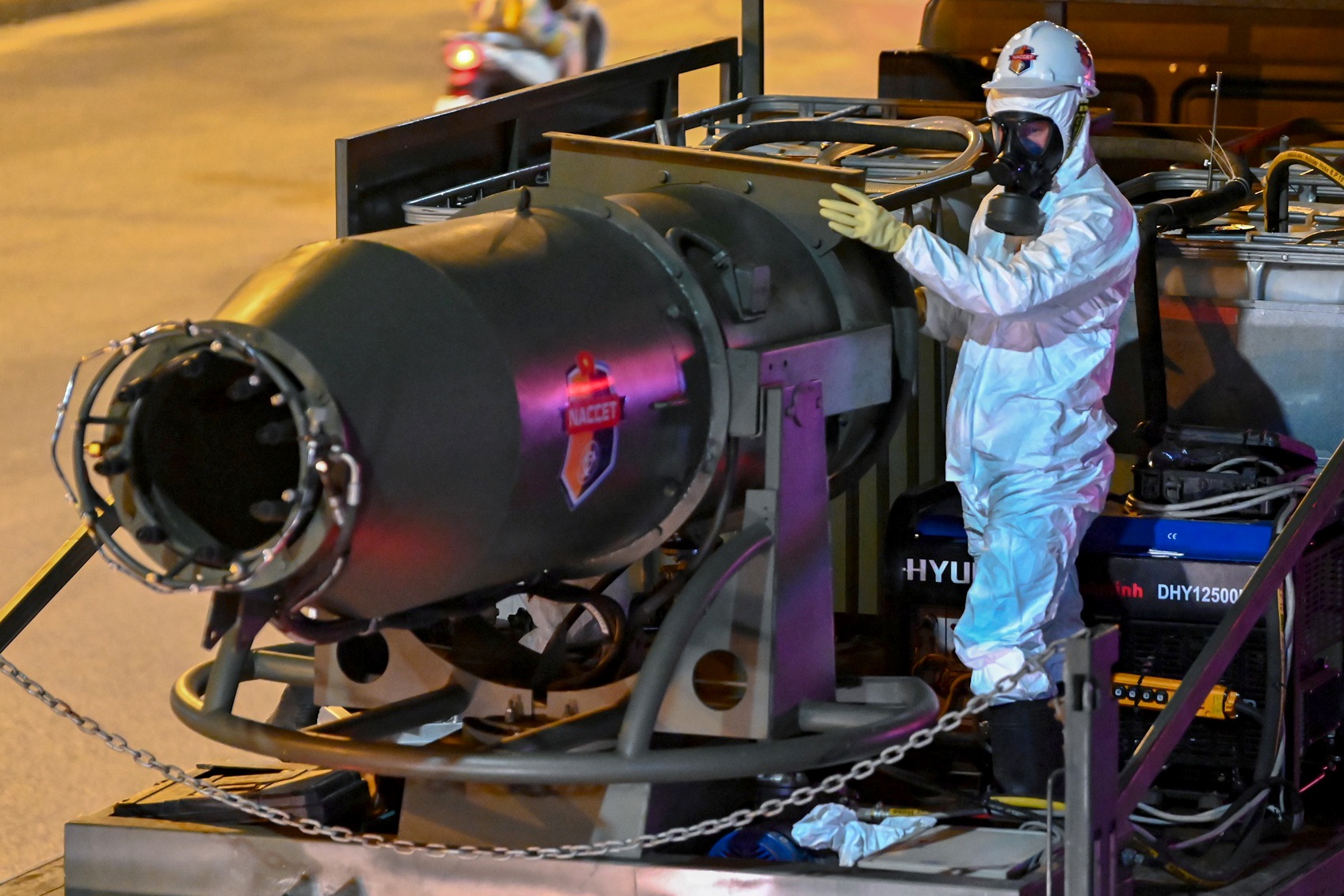 Quan doi huy dong xe dac chung khu trung Benh vien Bach Mai hinh anh