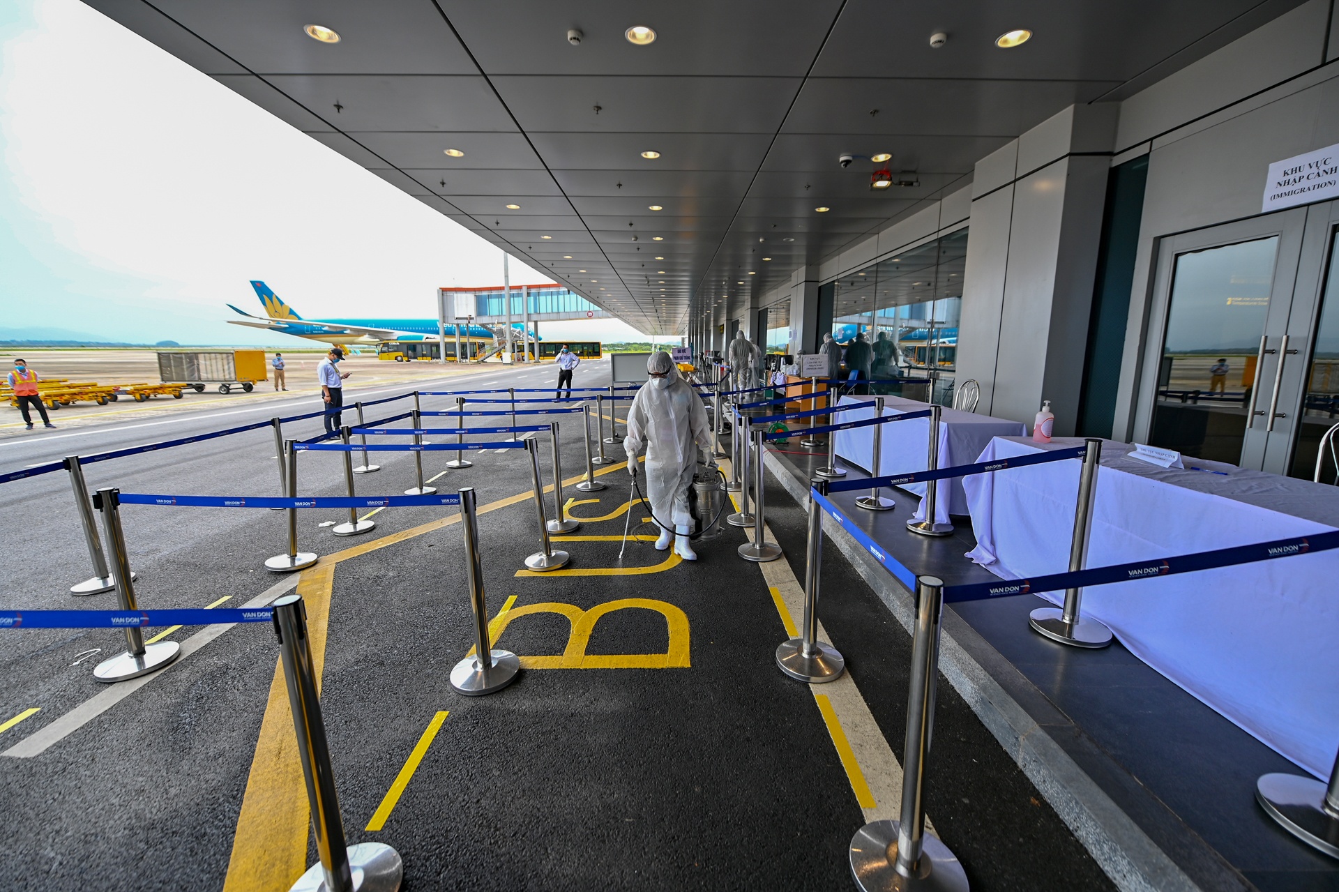 chuyen bay giai cuu nguoi Viet anh 8