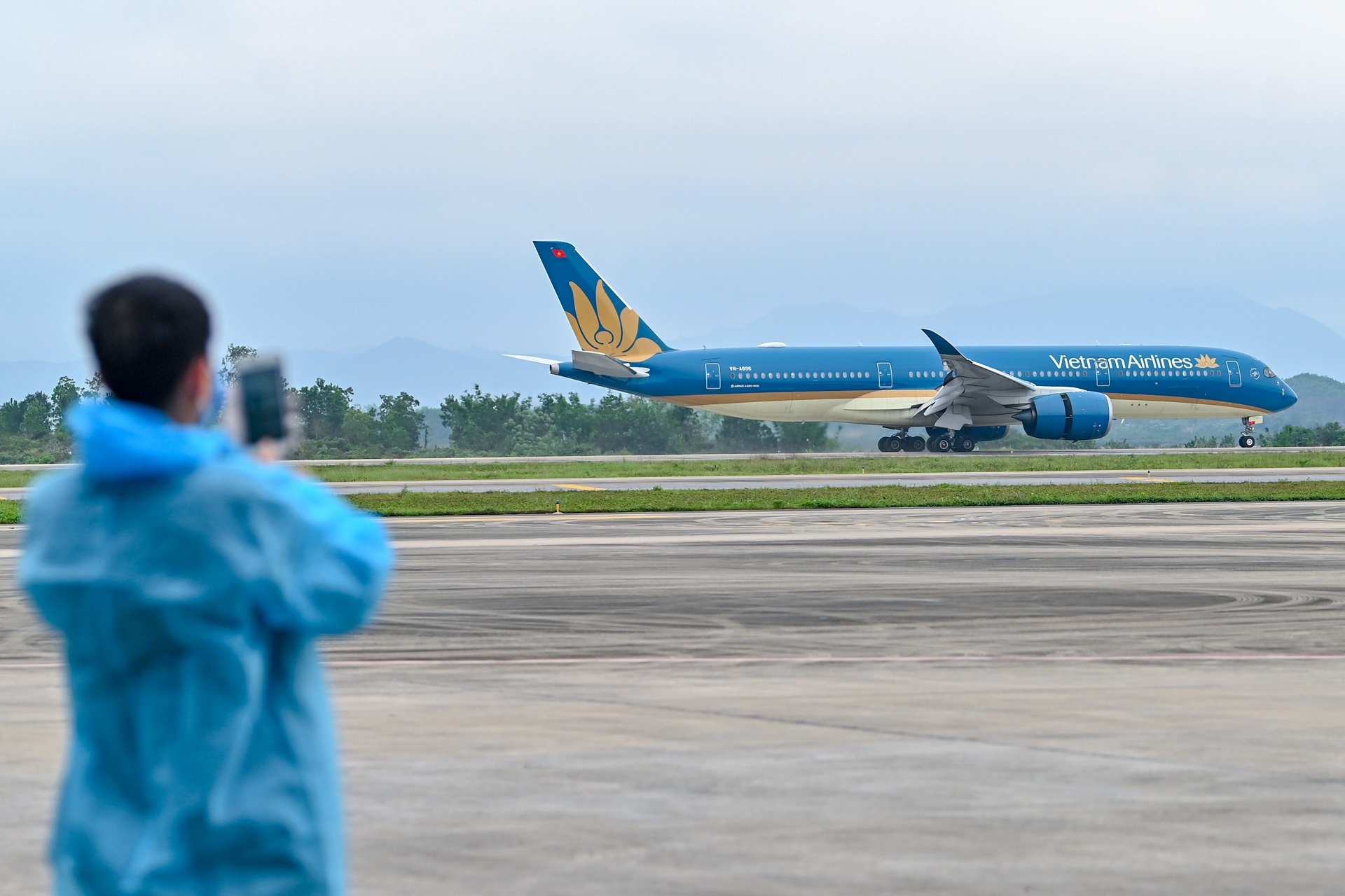 chuyen bay giai cuu nguoi Viet anh 1