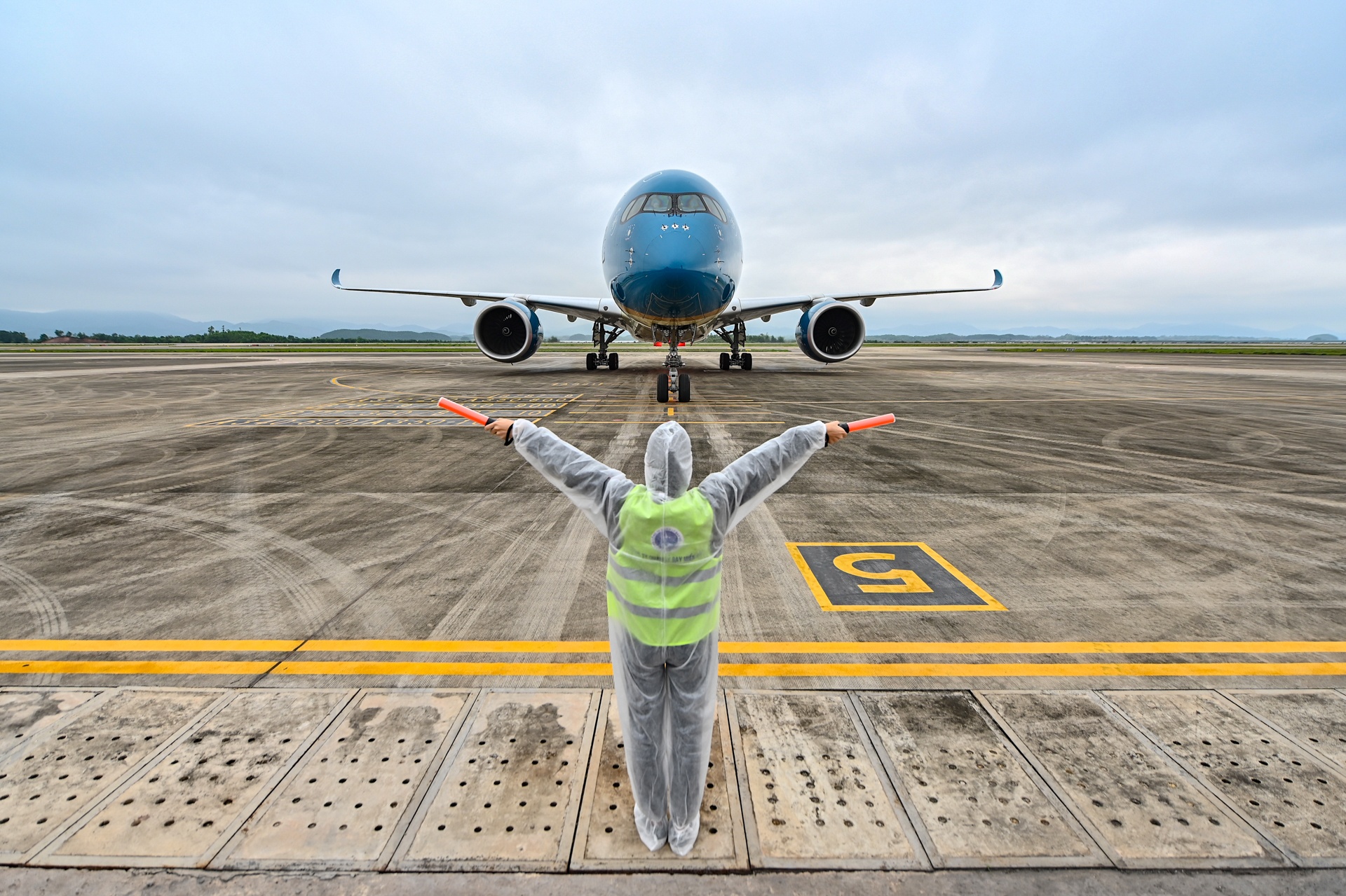 chuyen bay giai cuu nguoi Viet anh 2