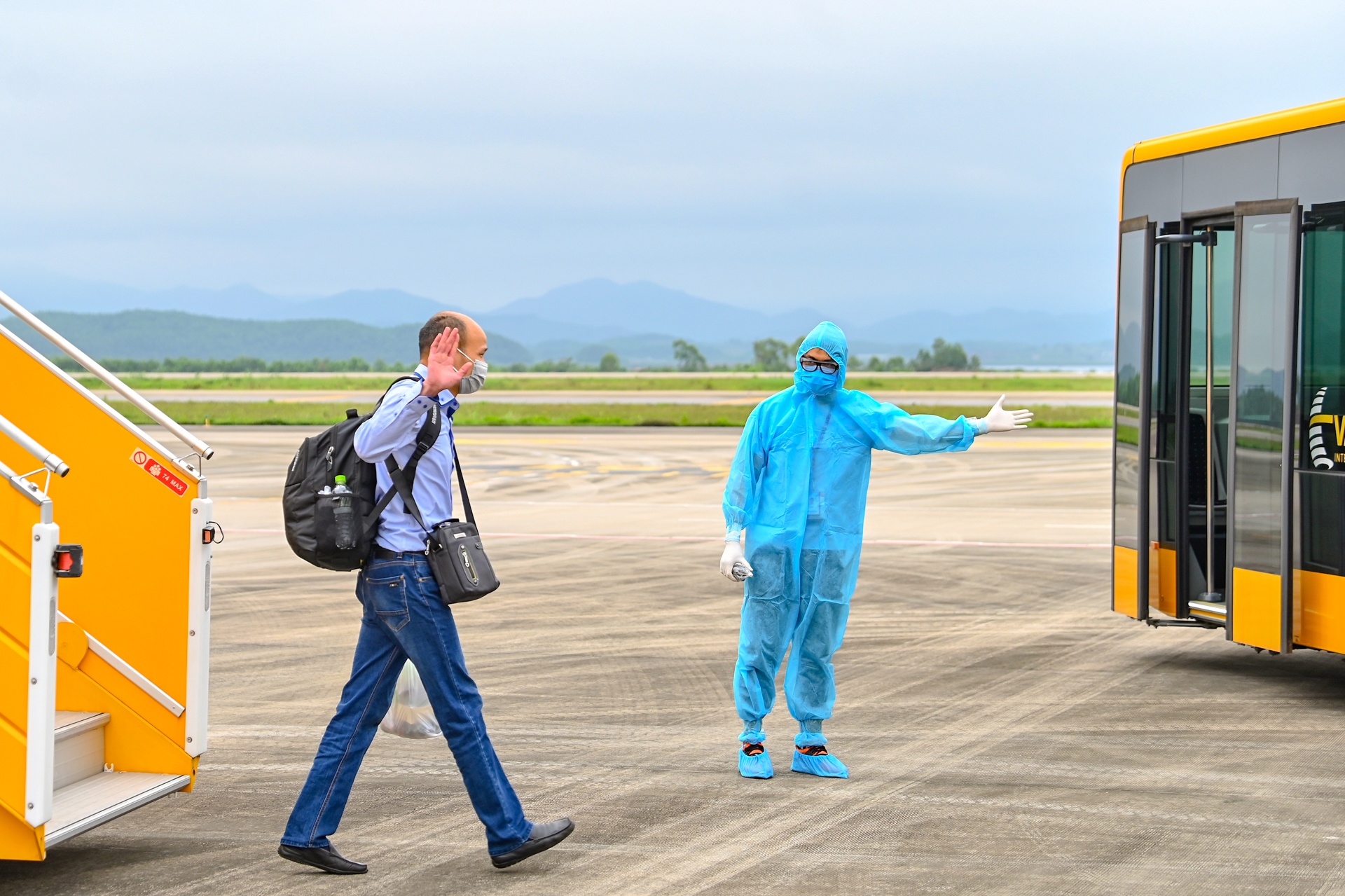 chuyen bay giai cuu nguoi Viet anh 4