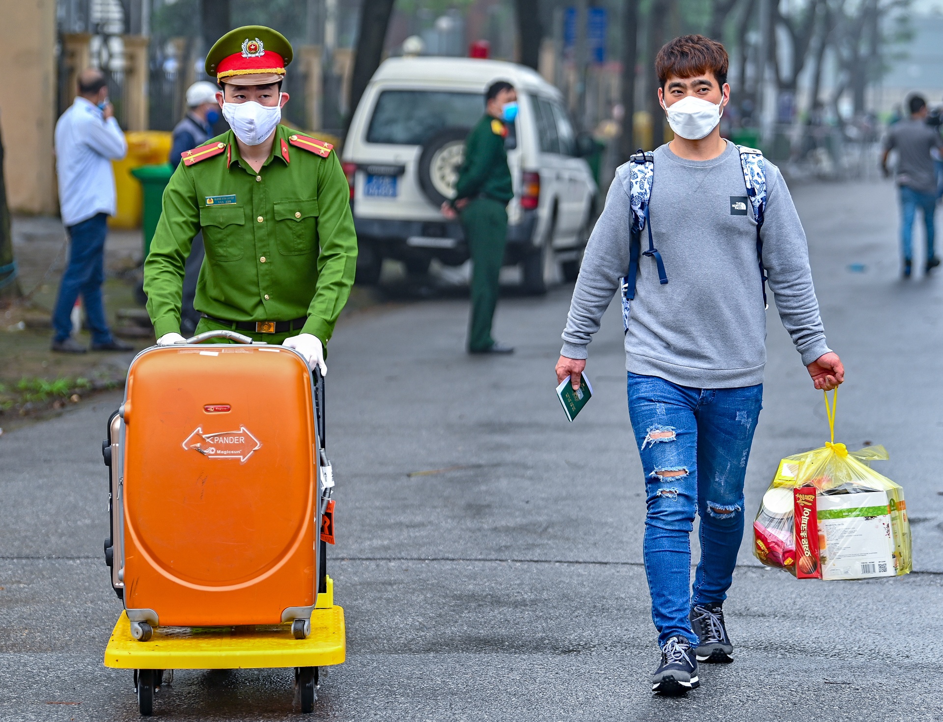 xe buyt mien phi dua nguoi het cach ly ve nha anh 4