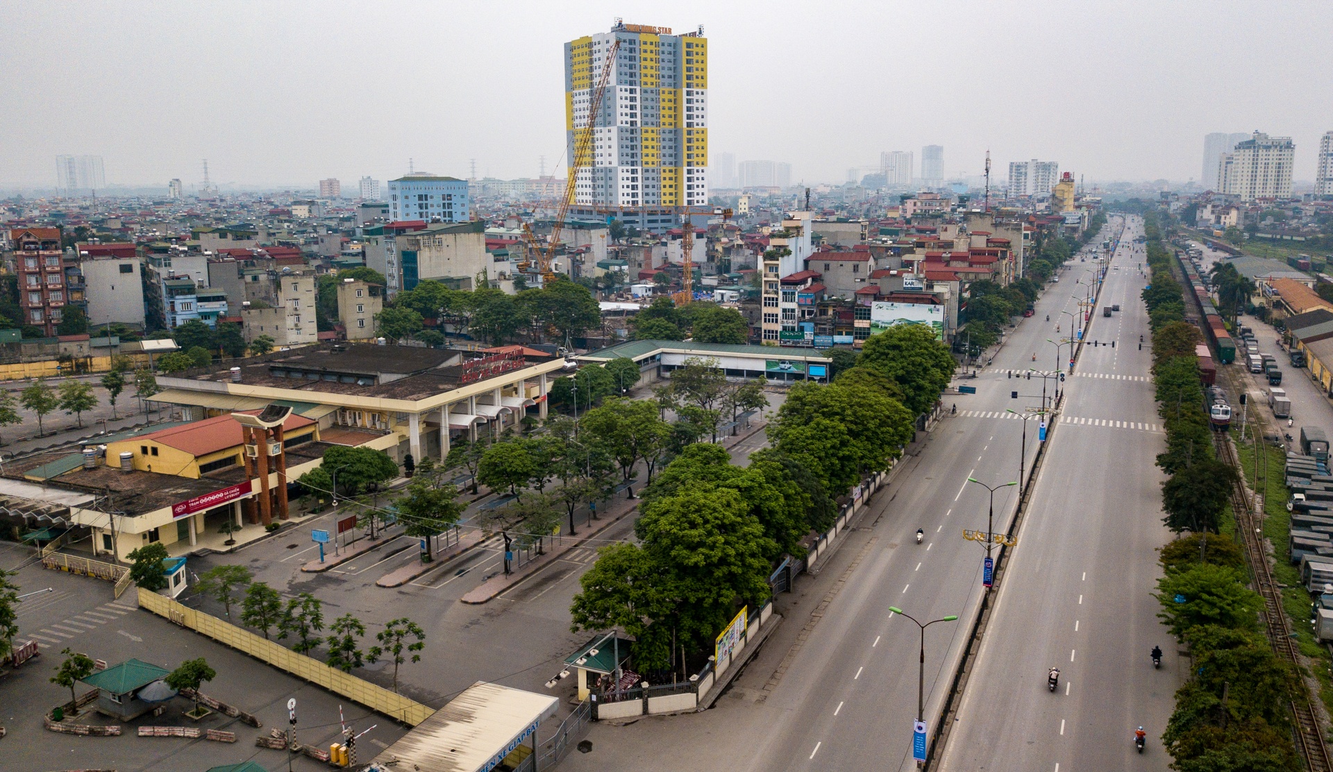 ben xe vang khach vi cach ly xa hoi anh 10