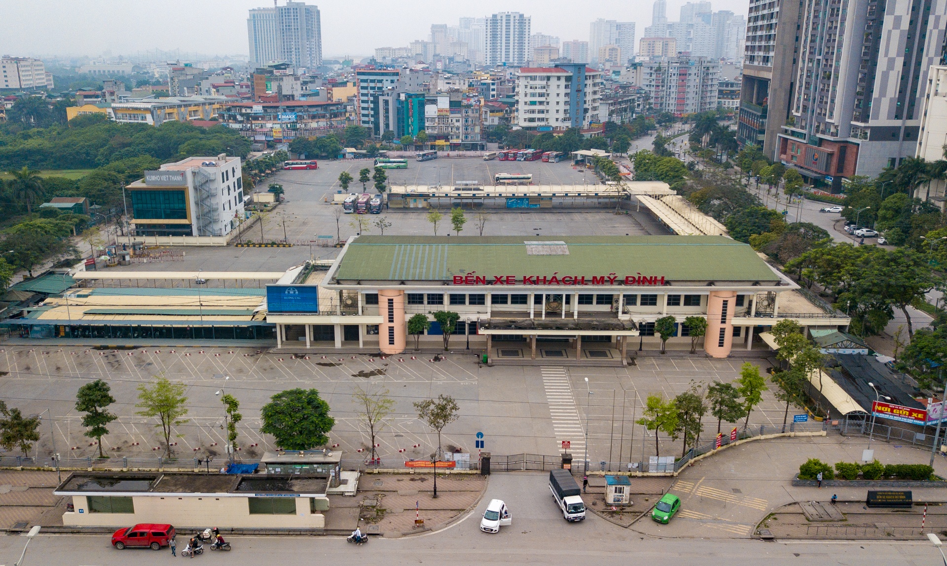 ben xe vang khach vi cach ly xa hoi anh 1
