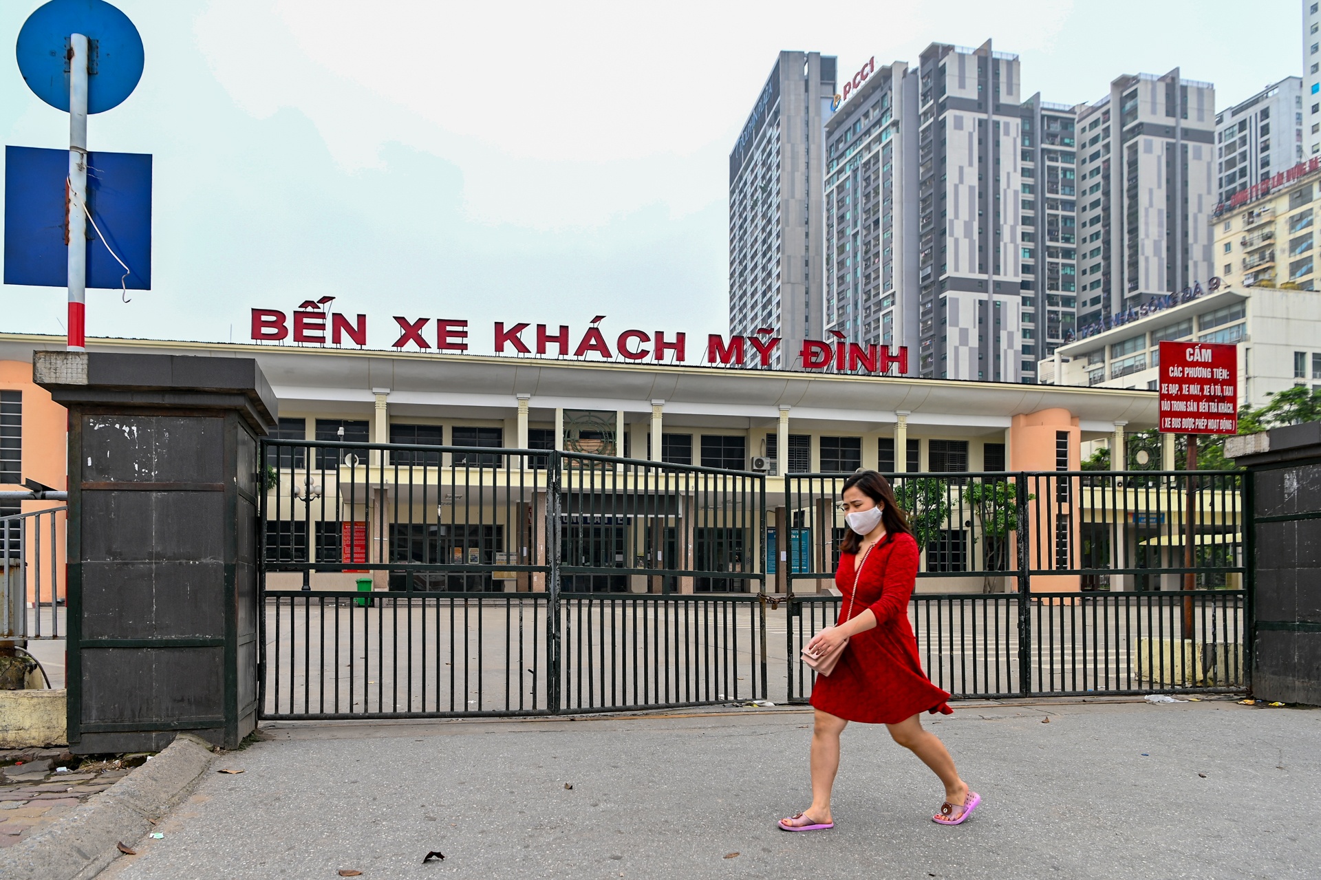 ben xe vang khach vi cach ly xa hoi anh 2