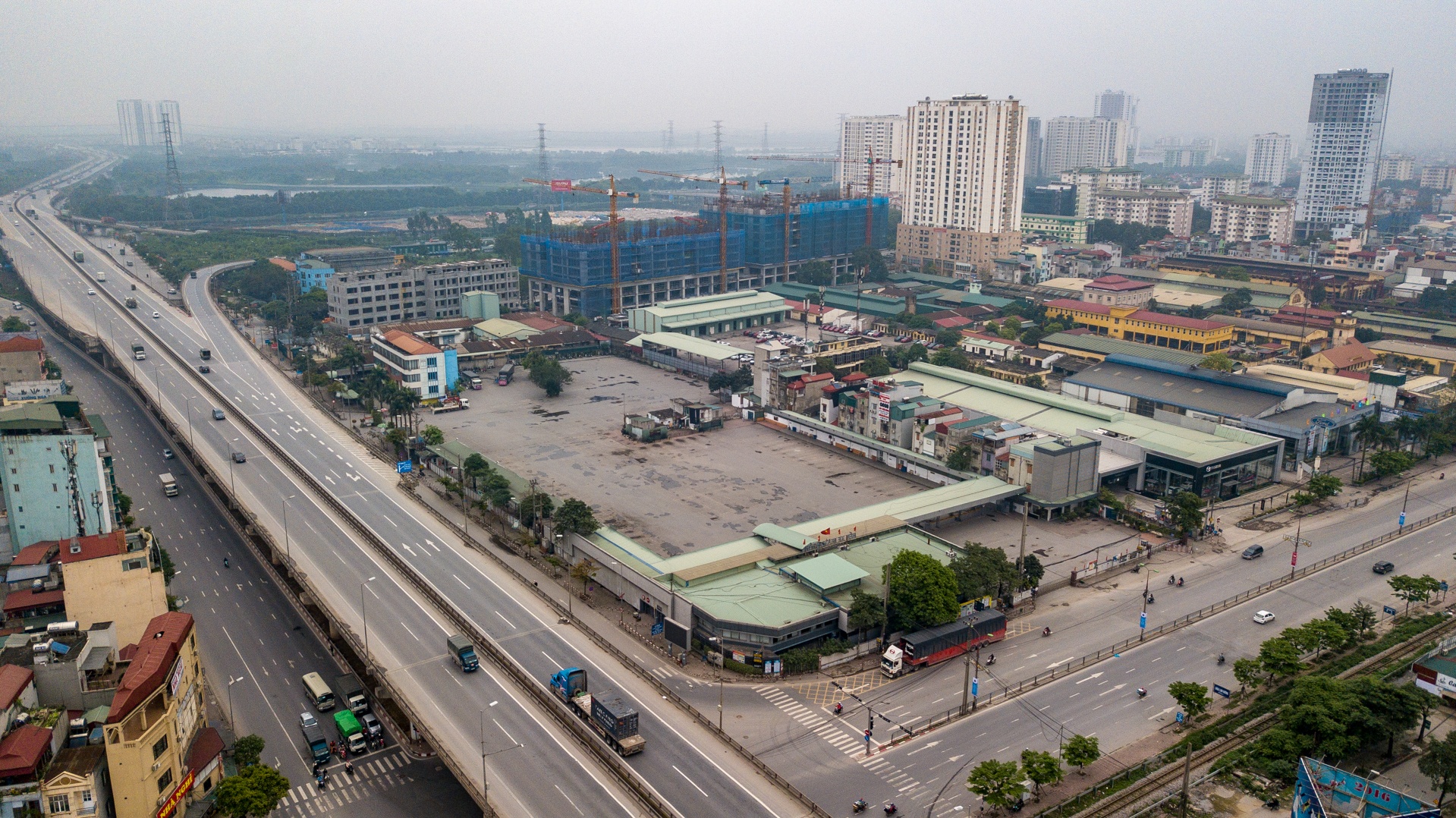 ben xe vang khach vi cach ly xa hoi anh 4