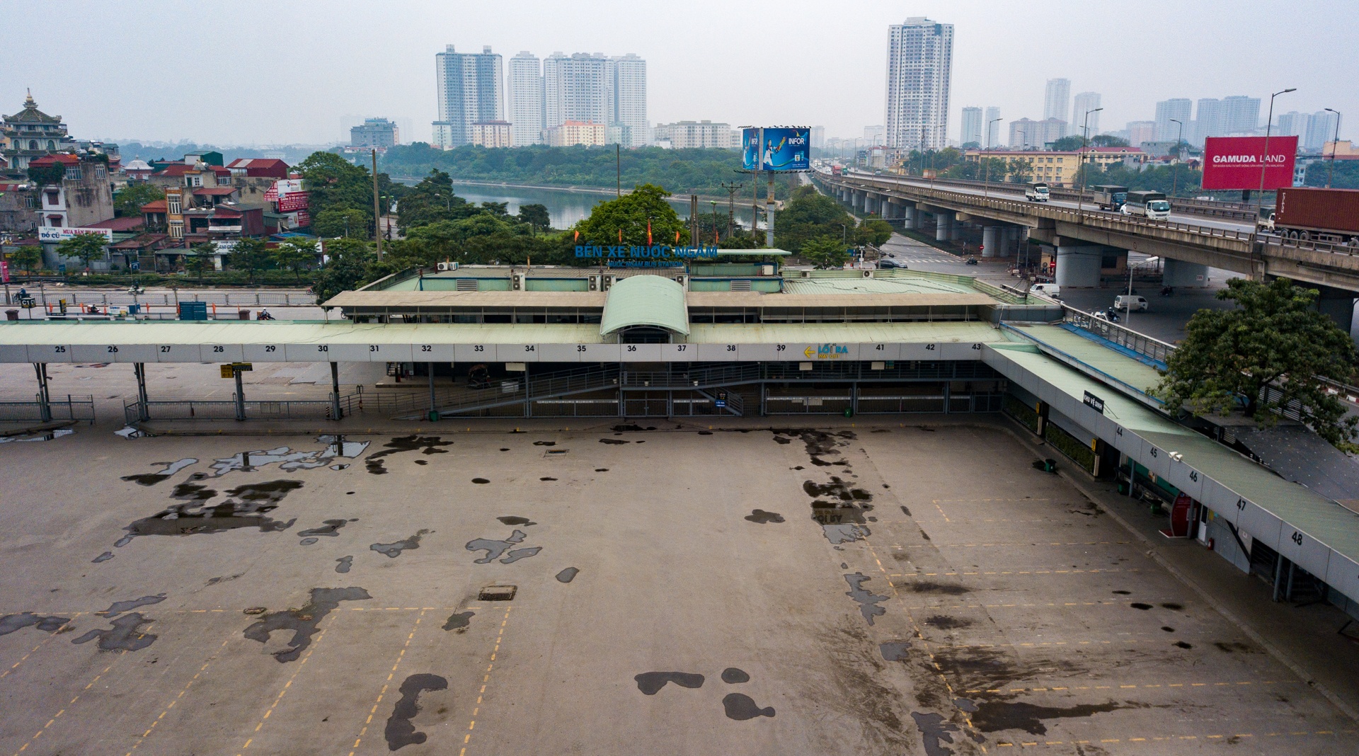 ben xe vang khach vi cach ly xa hoi anh 5