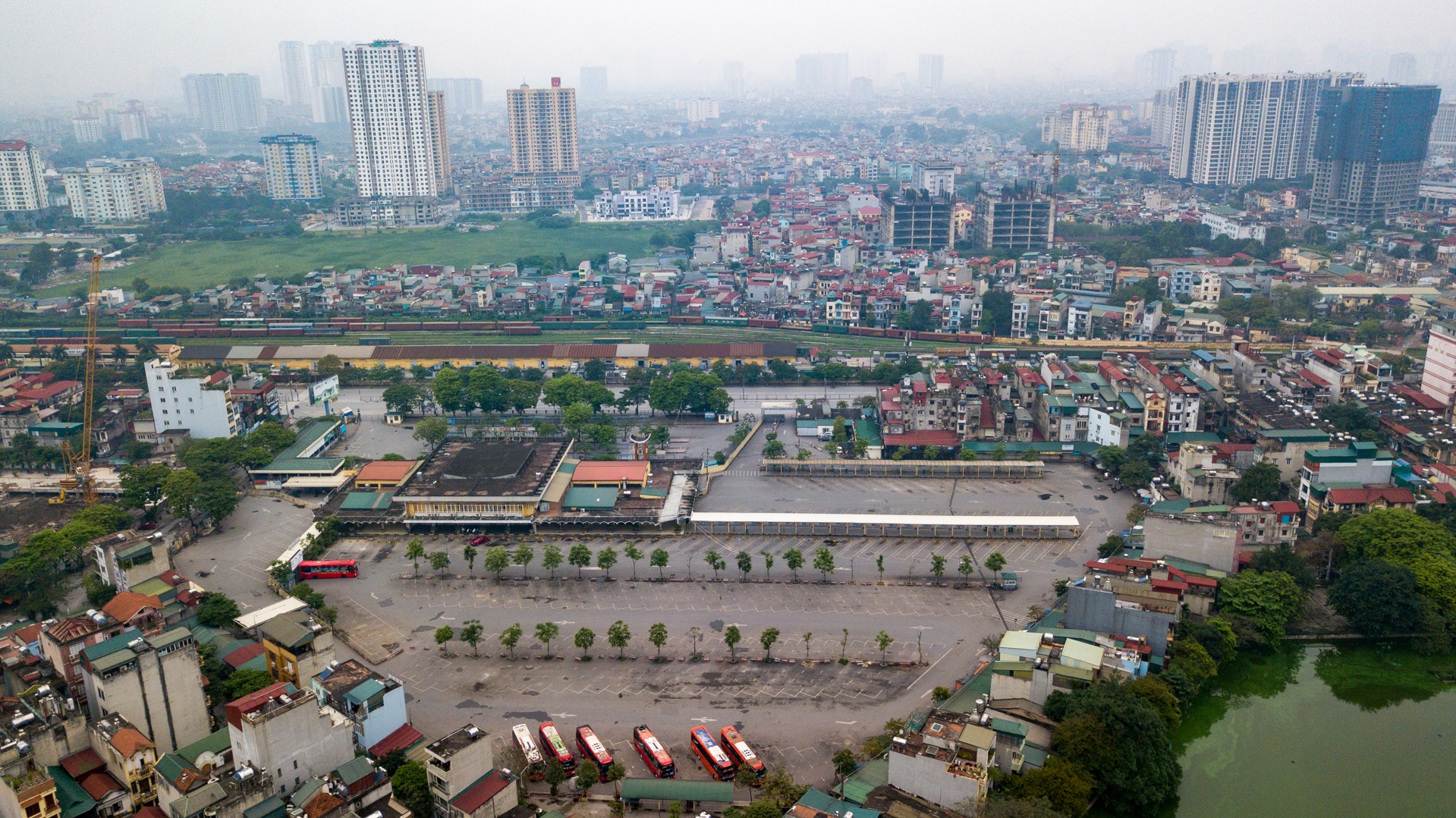 ben xe vang khach vi cach ly xa hoi anh 7