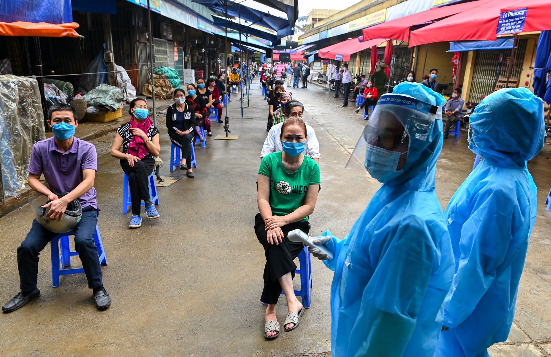 Ca tram nguoi xep hang xet nghiem Covid-19 tai cho dau moi hinh anh