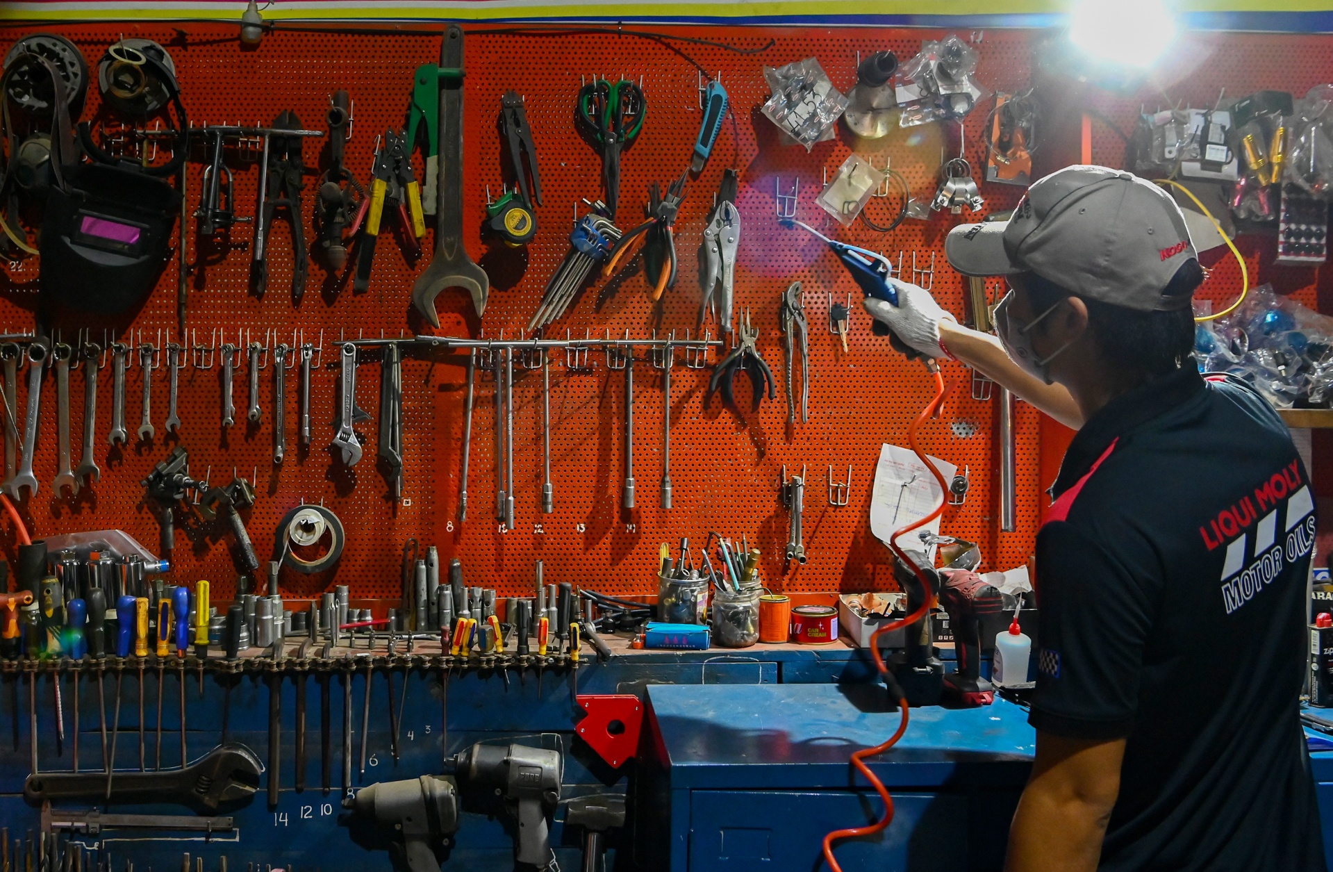 Sua soan cua hang luc nua dem sau lenh dung cach ly hinh anh