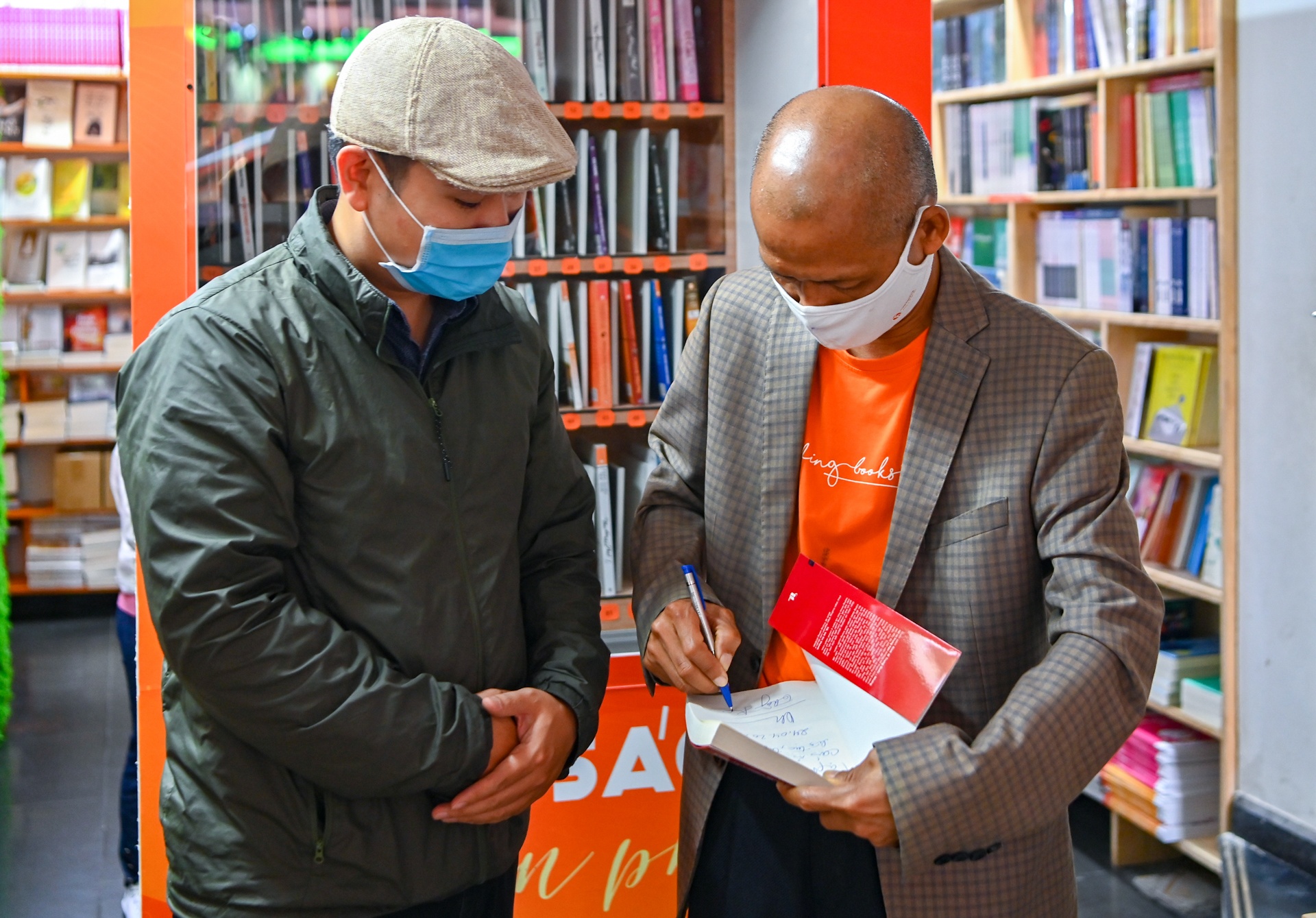 cay atm sach doc dao o ha noi anh 7